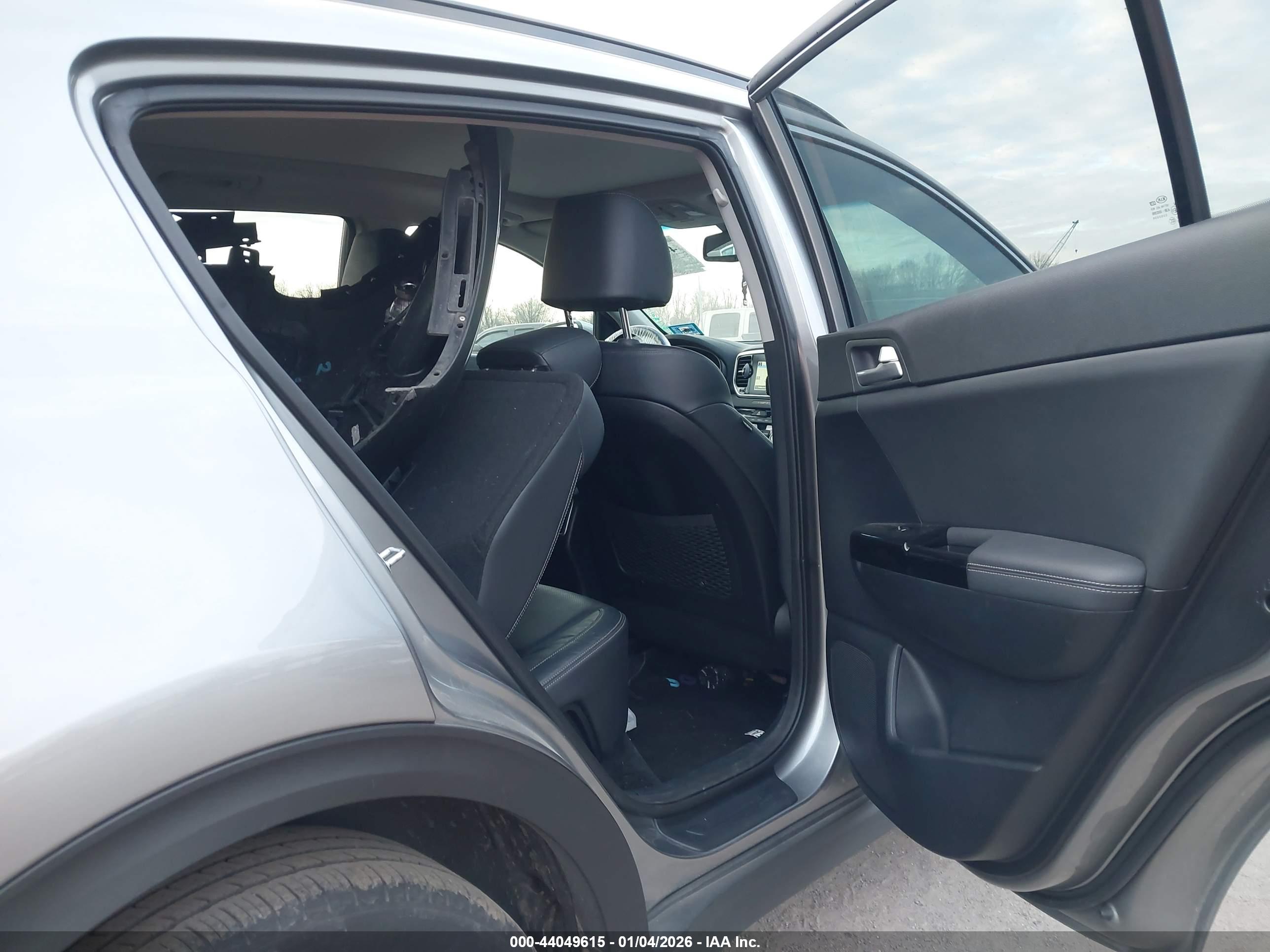 KIA SPORTAGE image 8