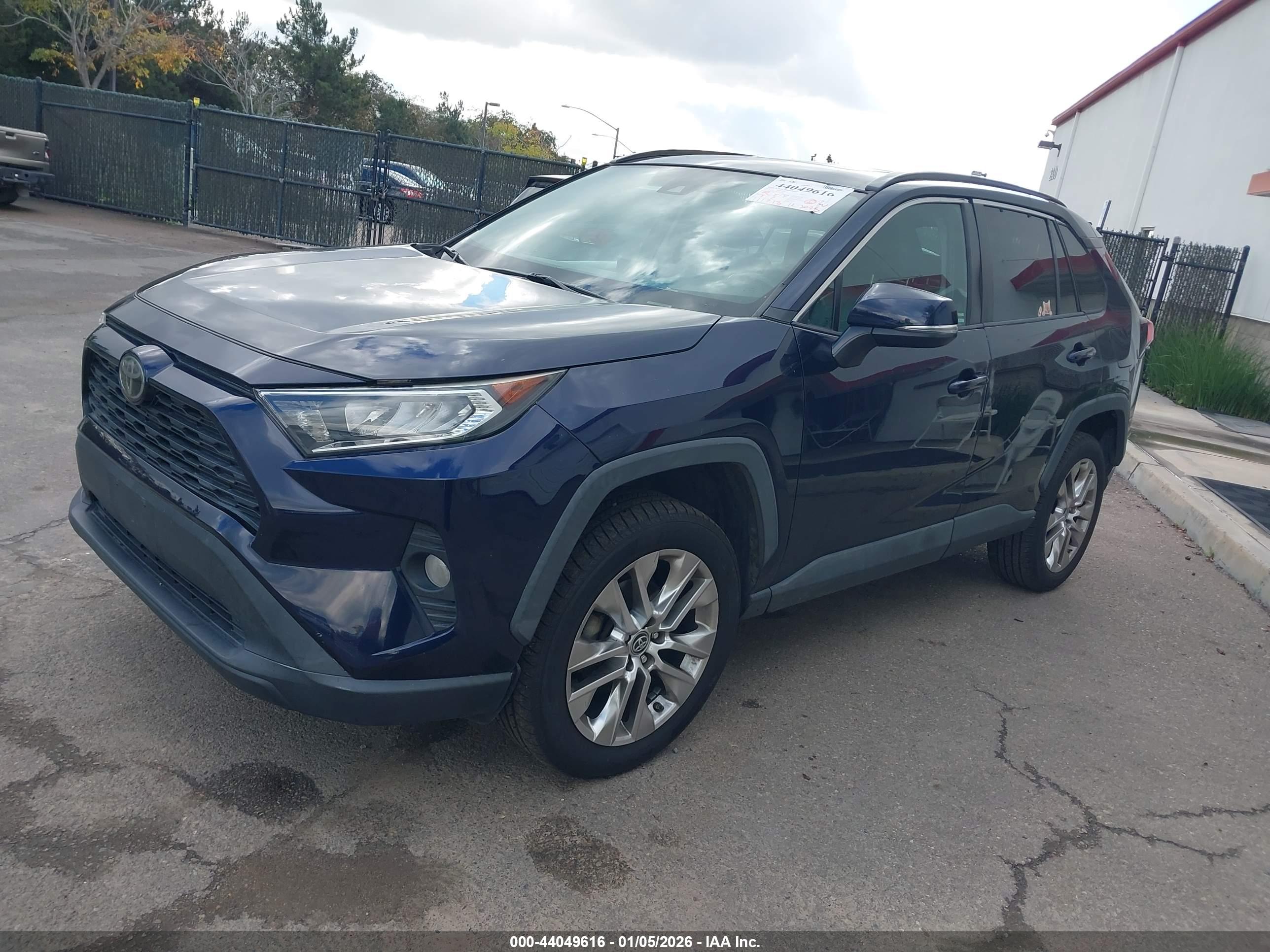 TOYOTA RAV4 image 2