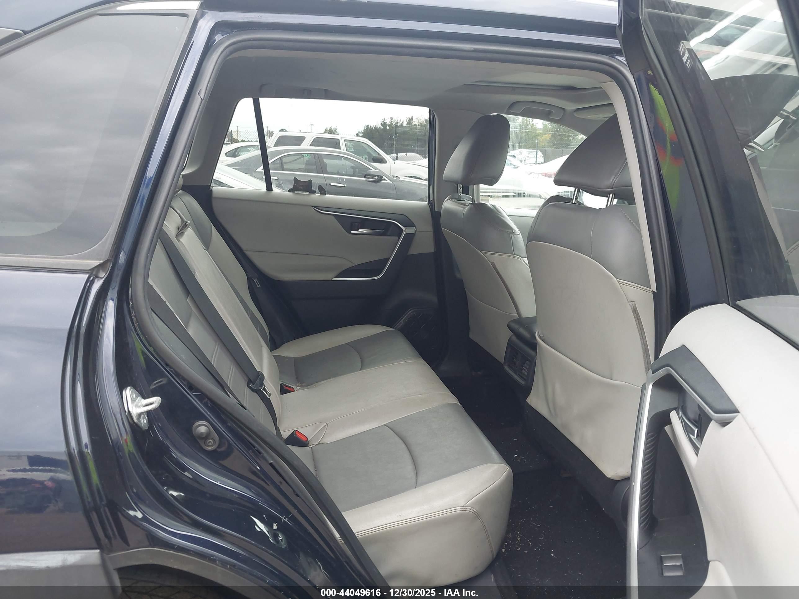 TOYOTA RAV4 image 8