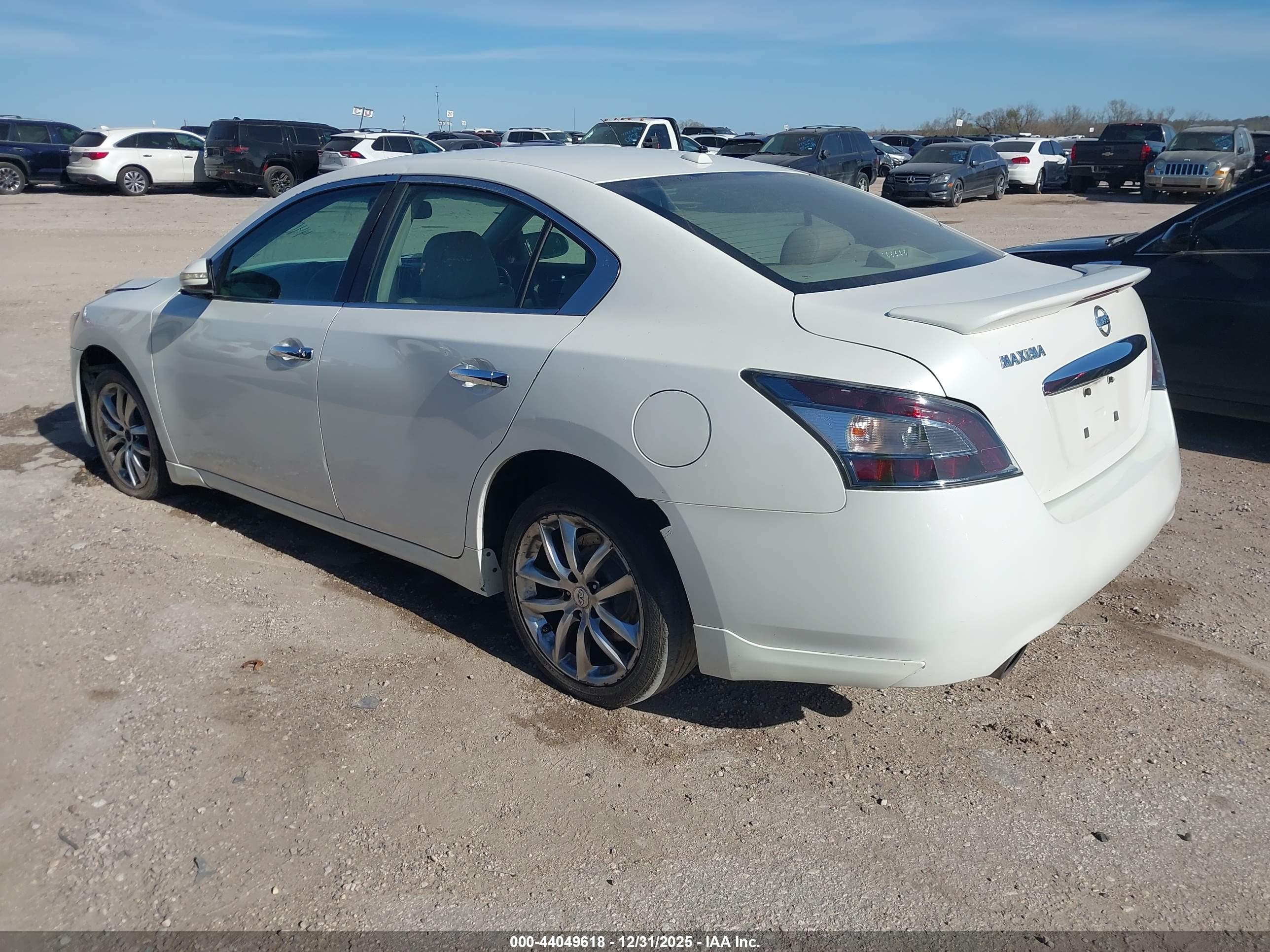 NISSAN MAXIMA image 3