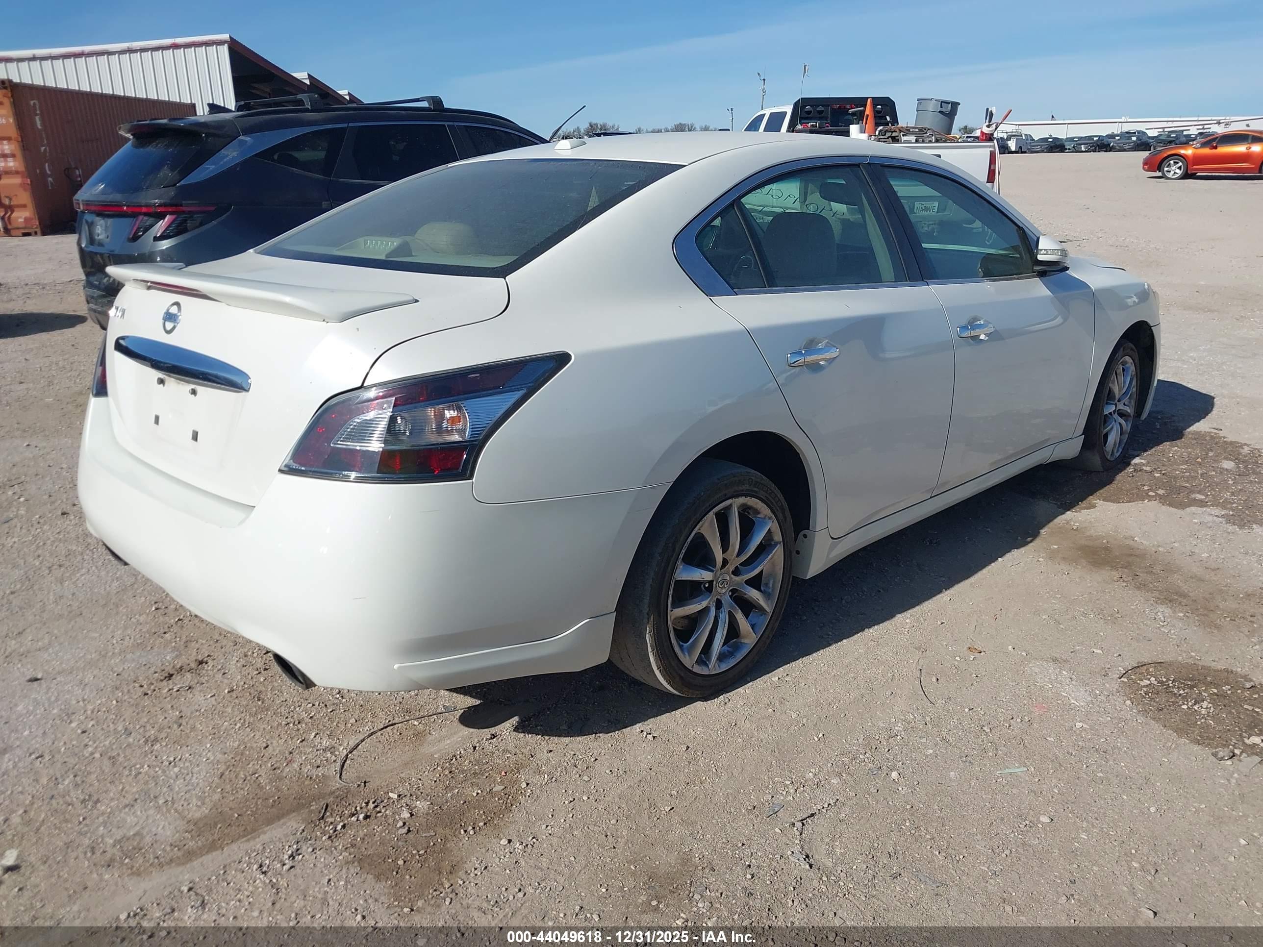 NISSAN MAXIMA image 4