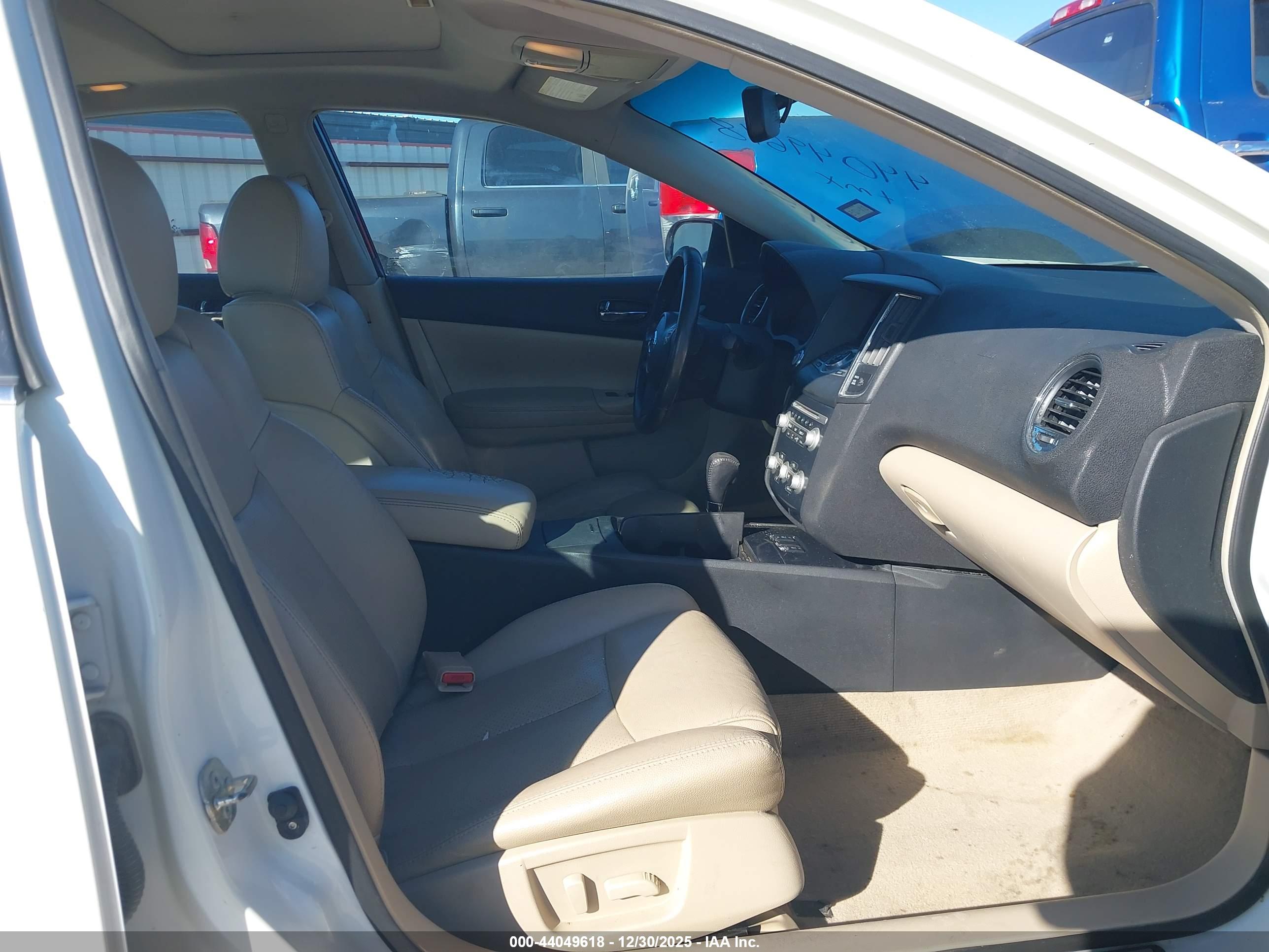 NISSAN MAXIMA image 5