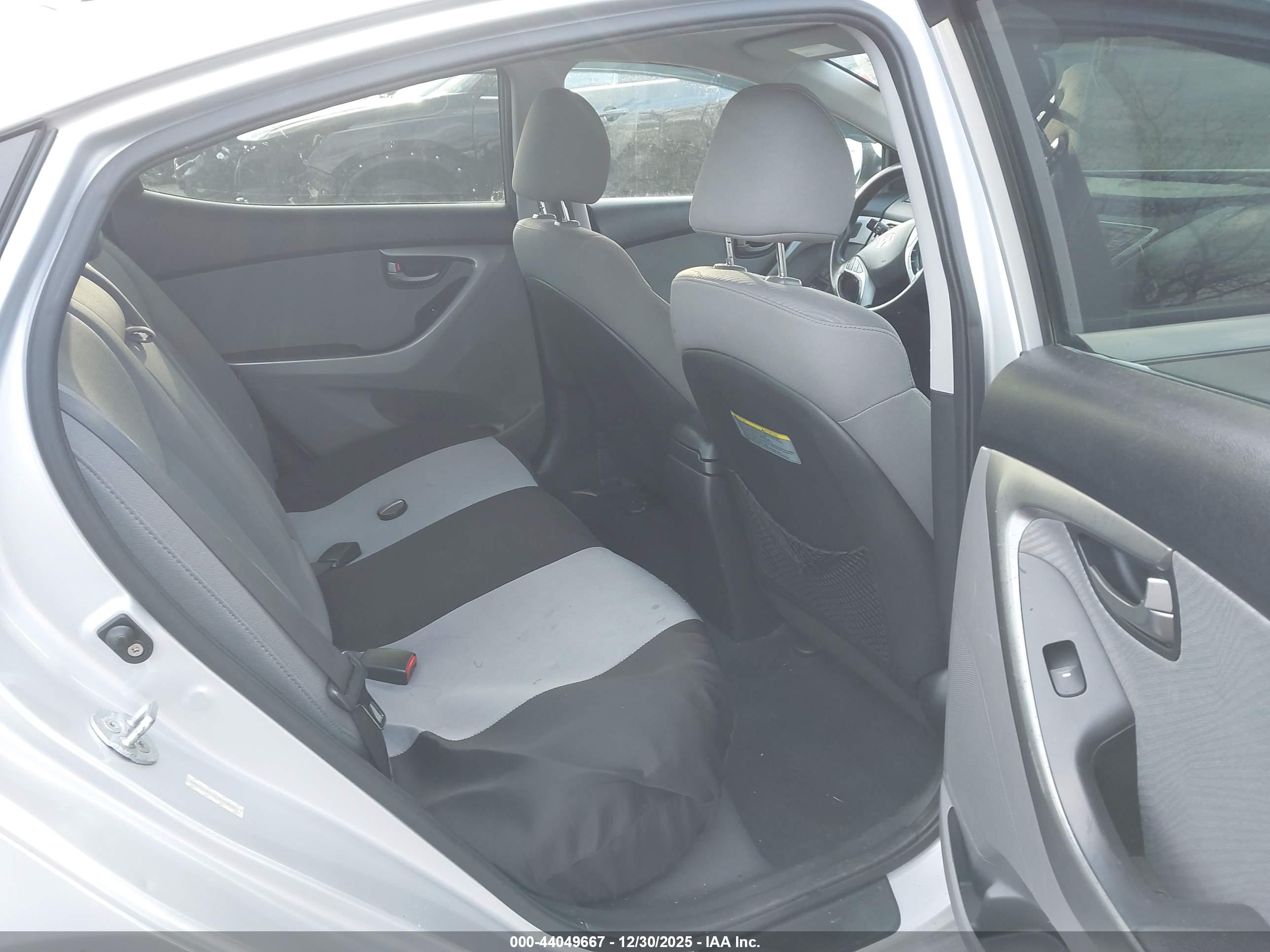 HYUNDAI ELANTRA image 8