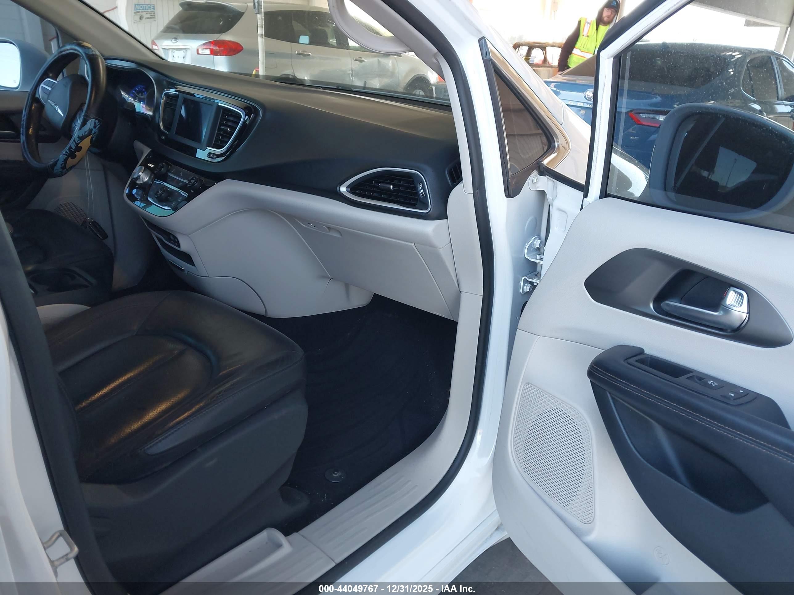 CHRYSLER PACIFICA image 5