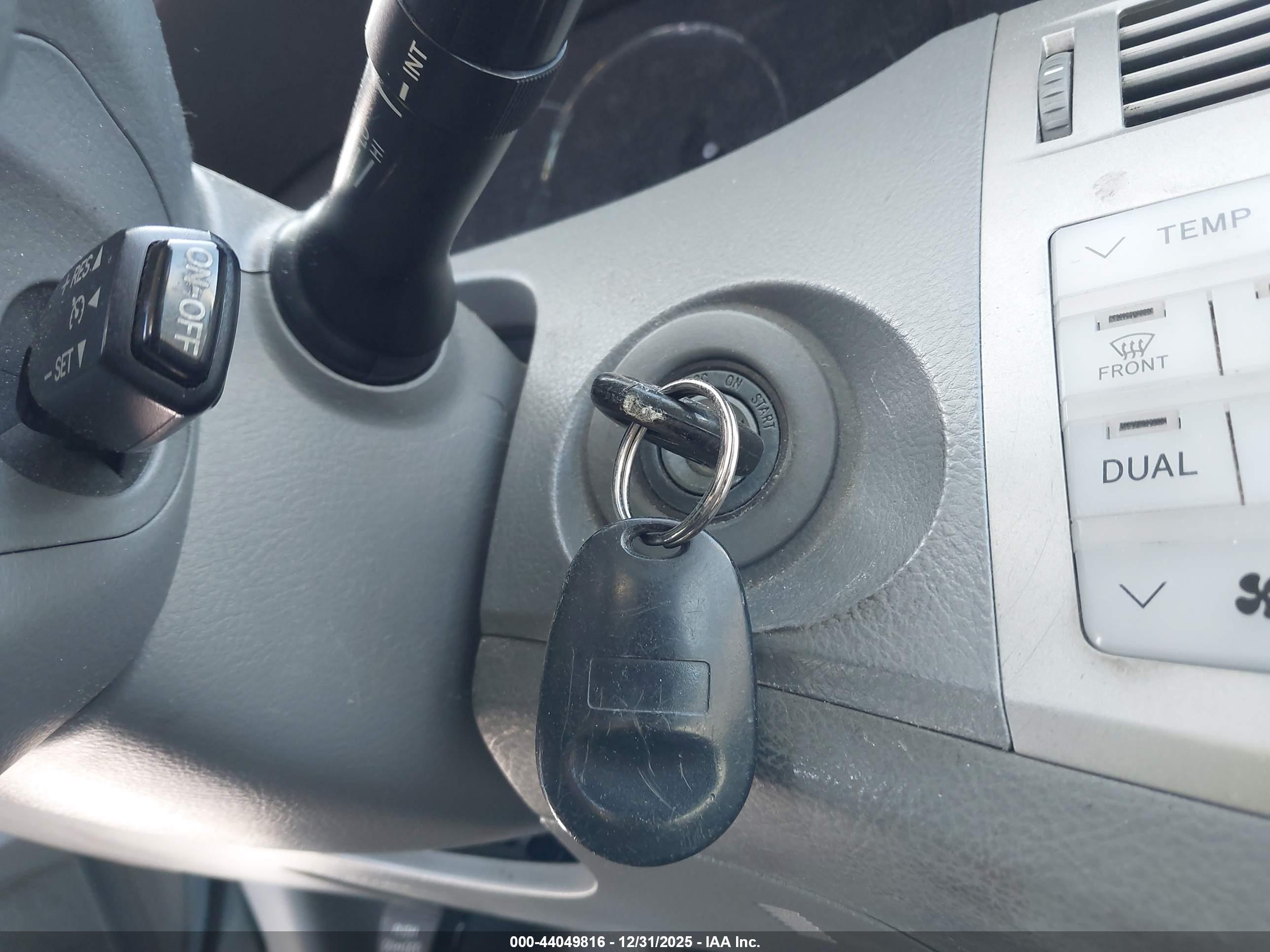 TOYOTA AVALON image 11
