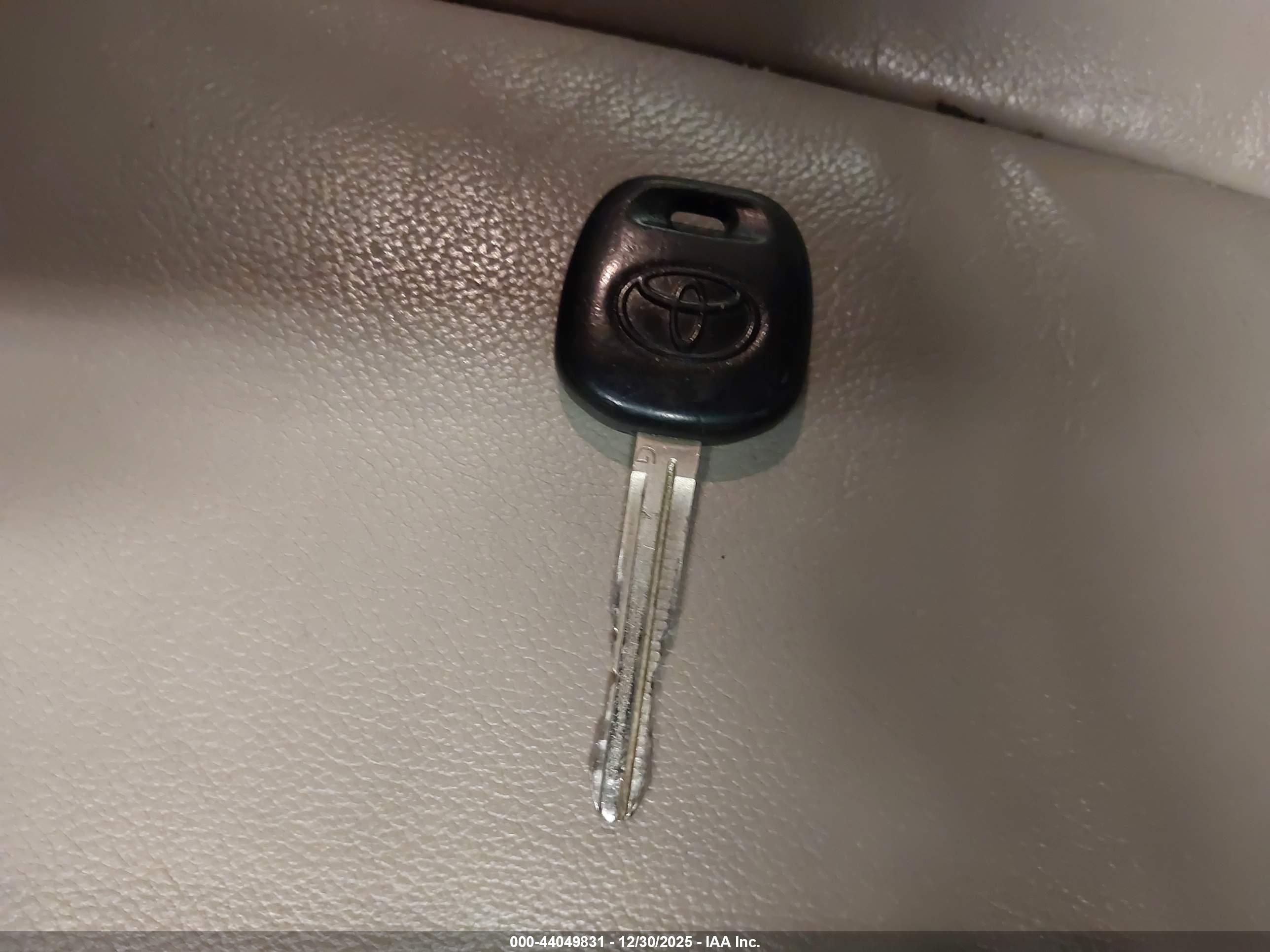 TOYOTA SIENNA image 11