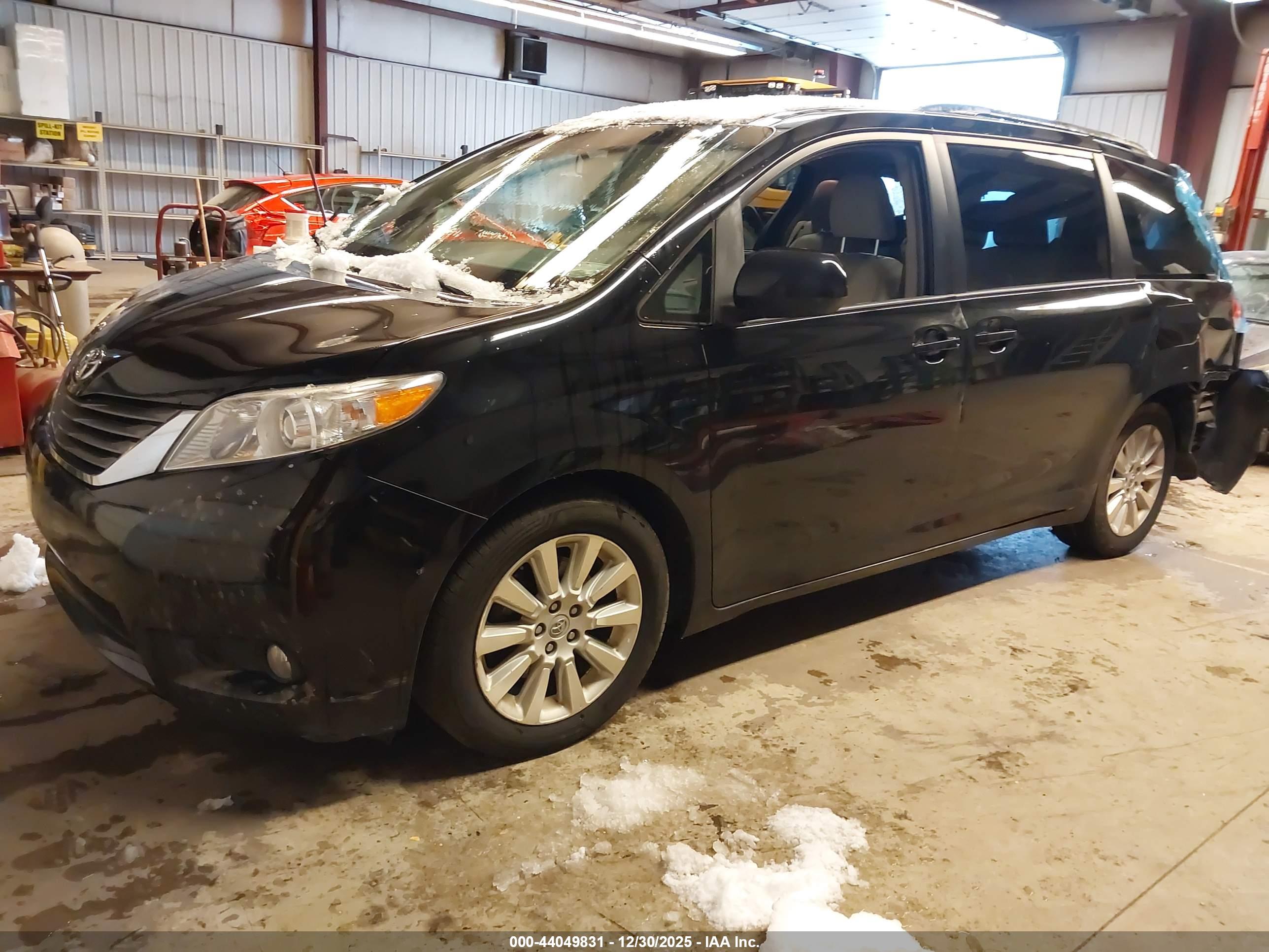 TOYOTA SIENNA image 2