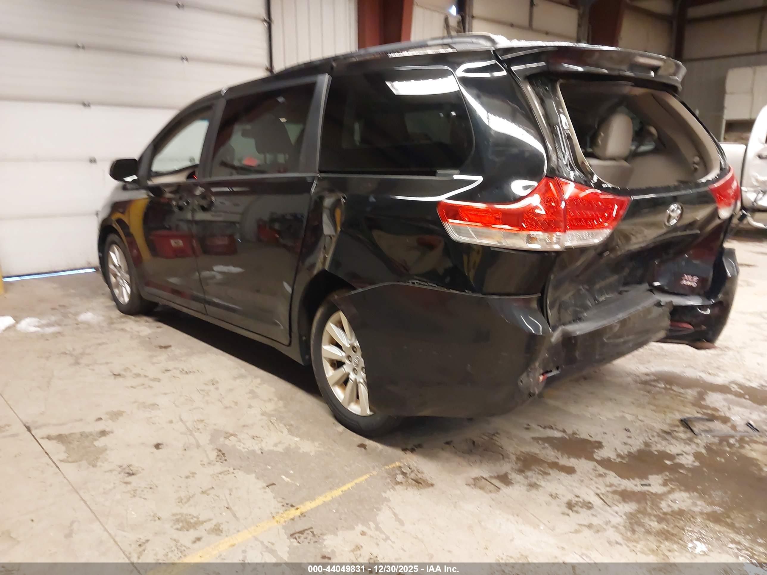 TOYOTA SIENNA image 3