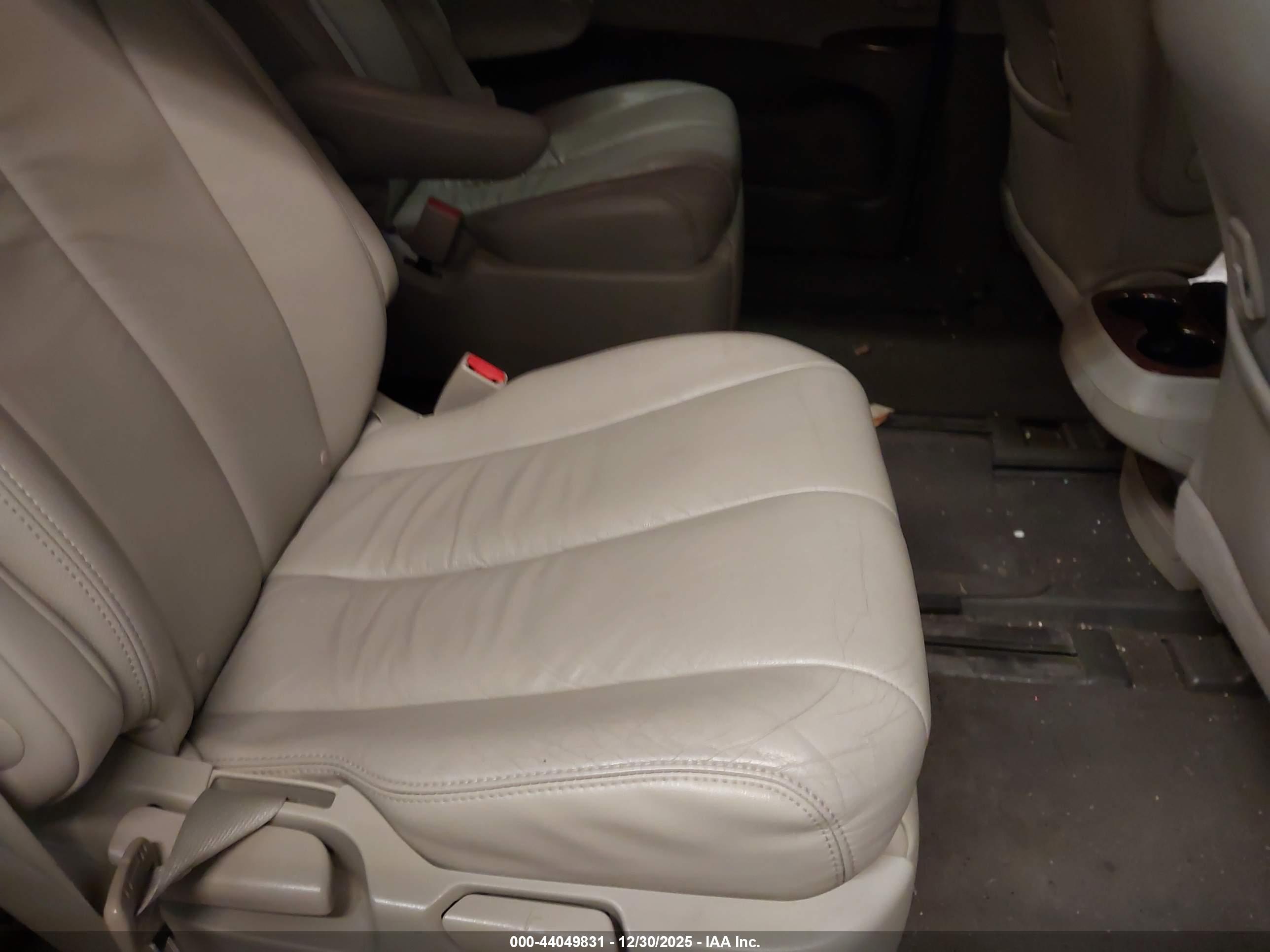 TOYOTA SIENNA image 8