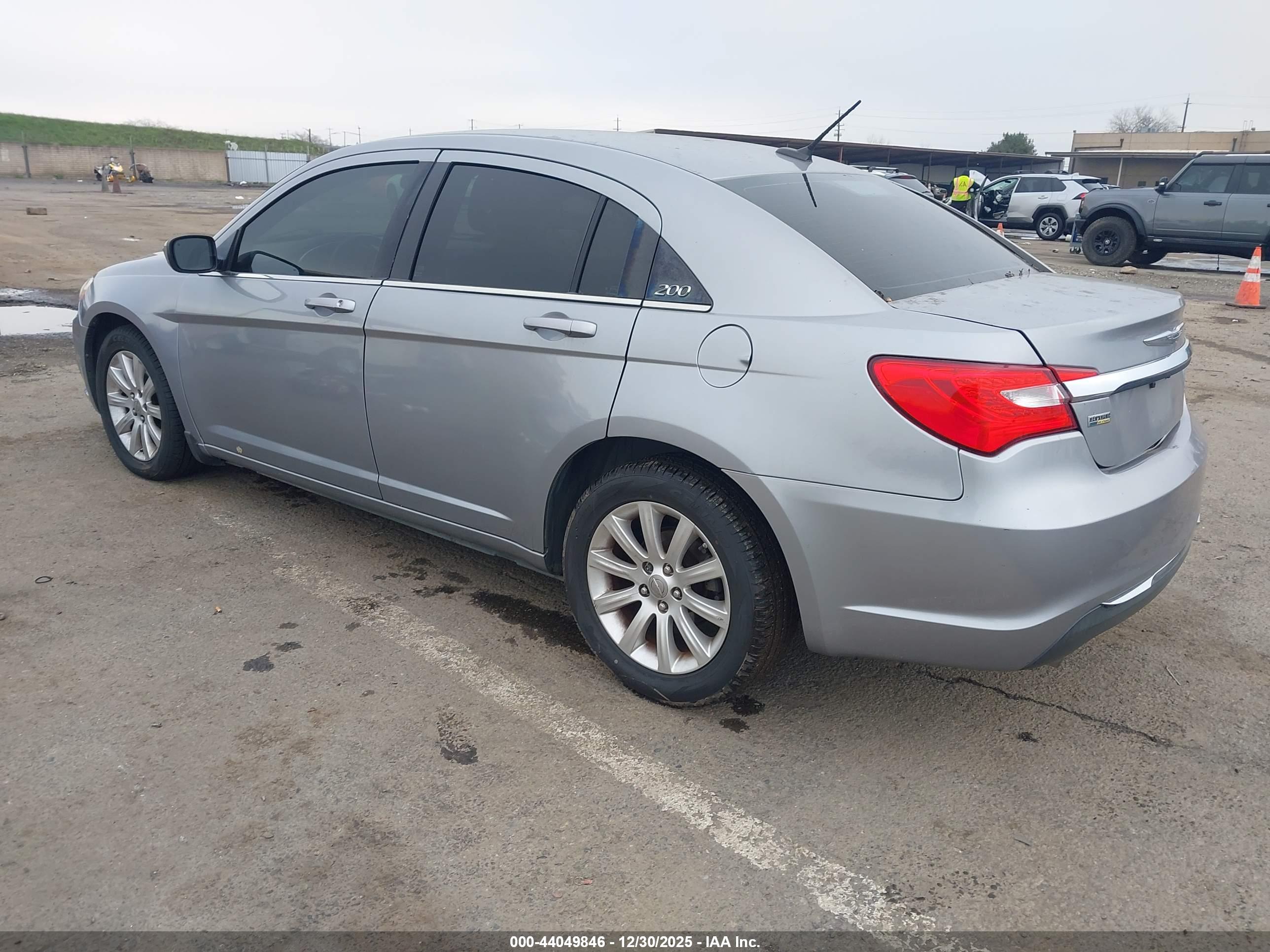 CHRYSLER 200 image 3