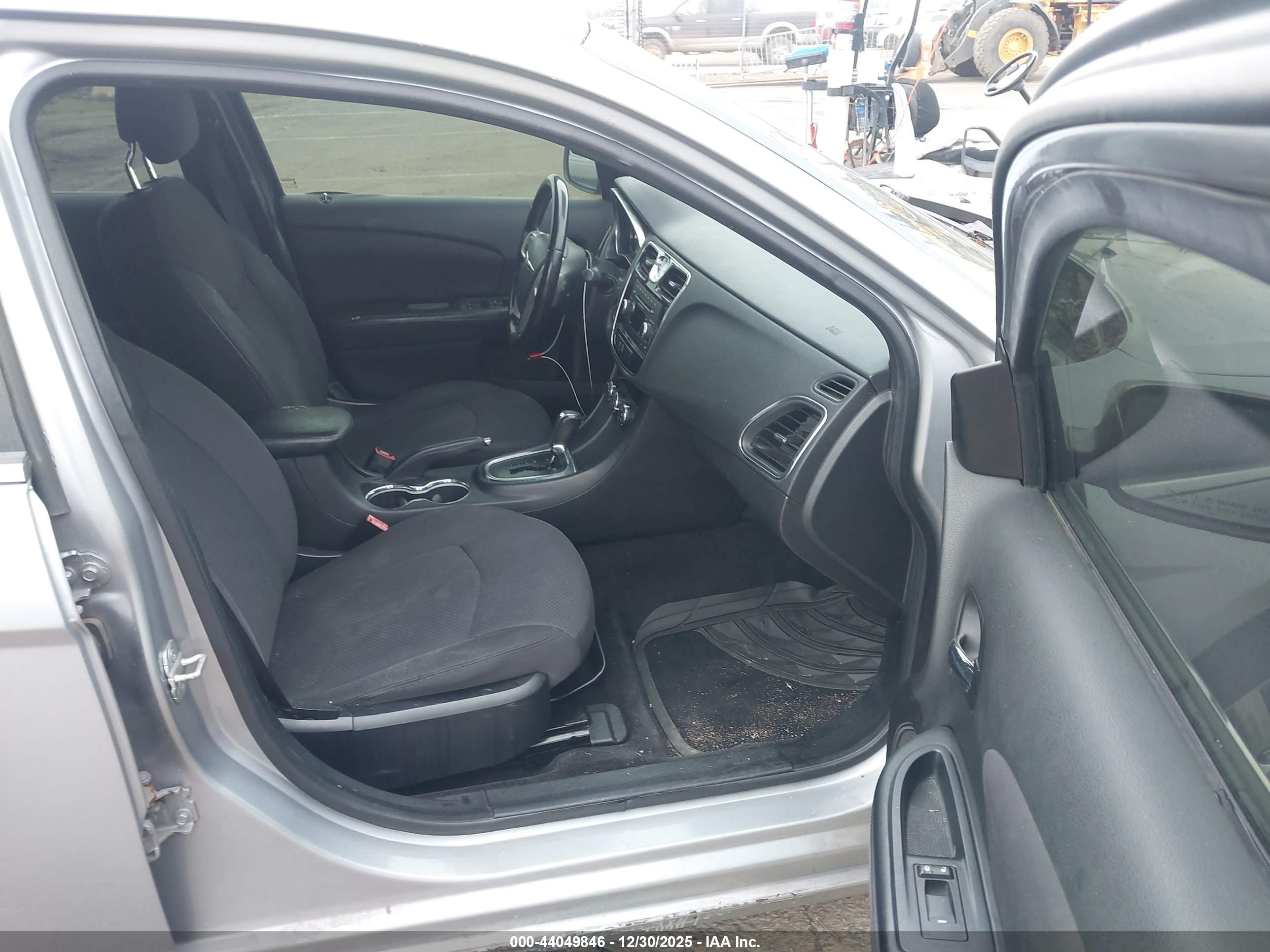 CHRYSLER 200 image 5