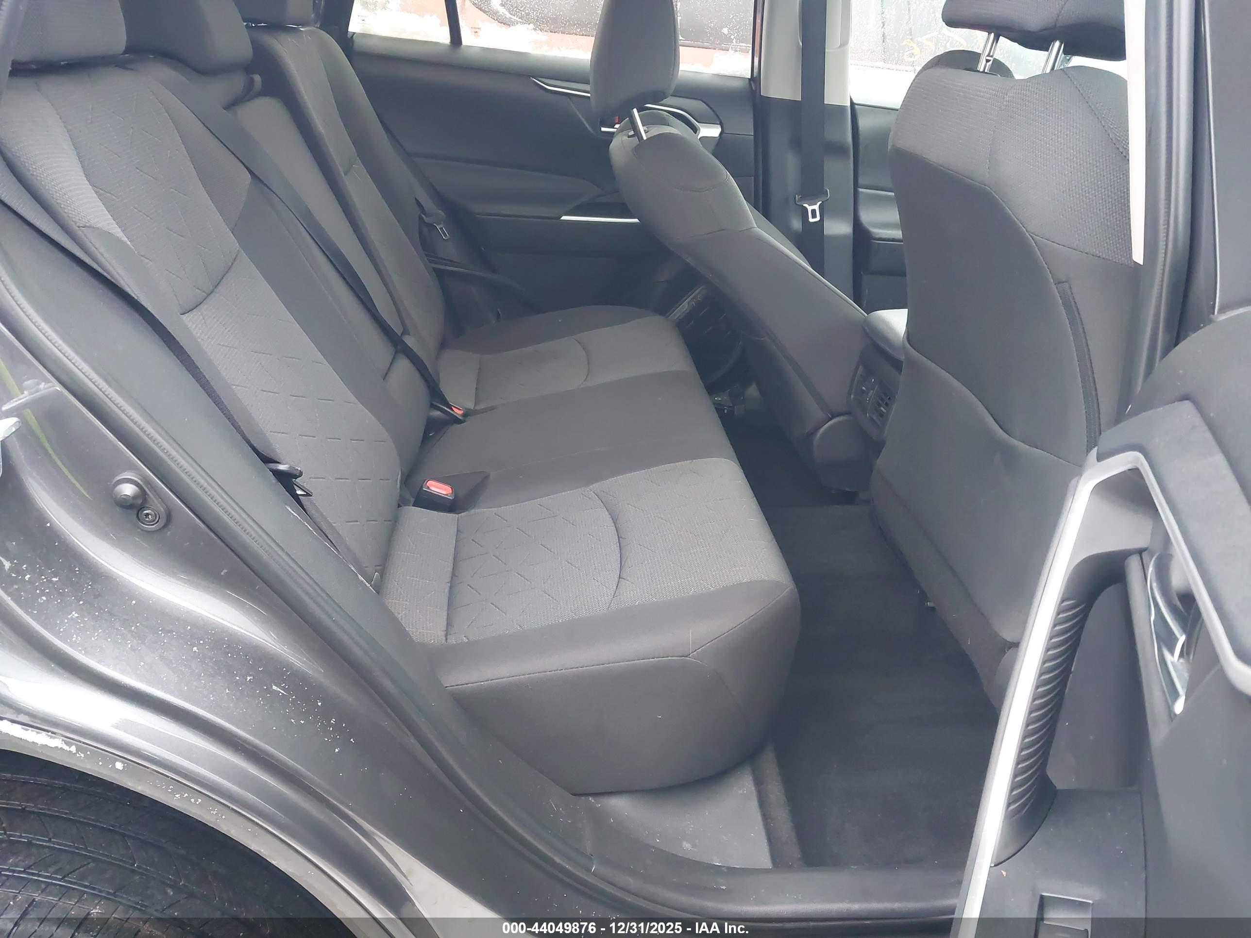 TOYOTA RAV4 image 8