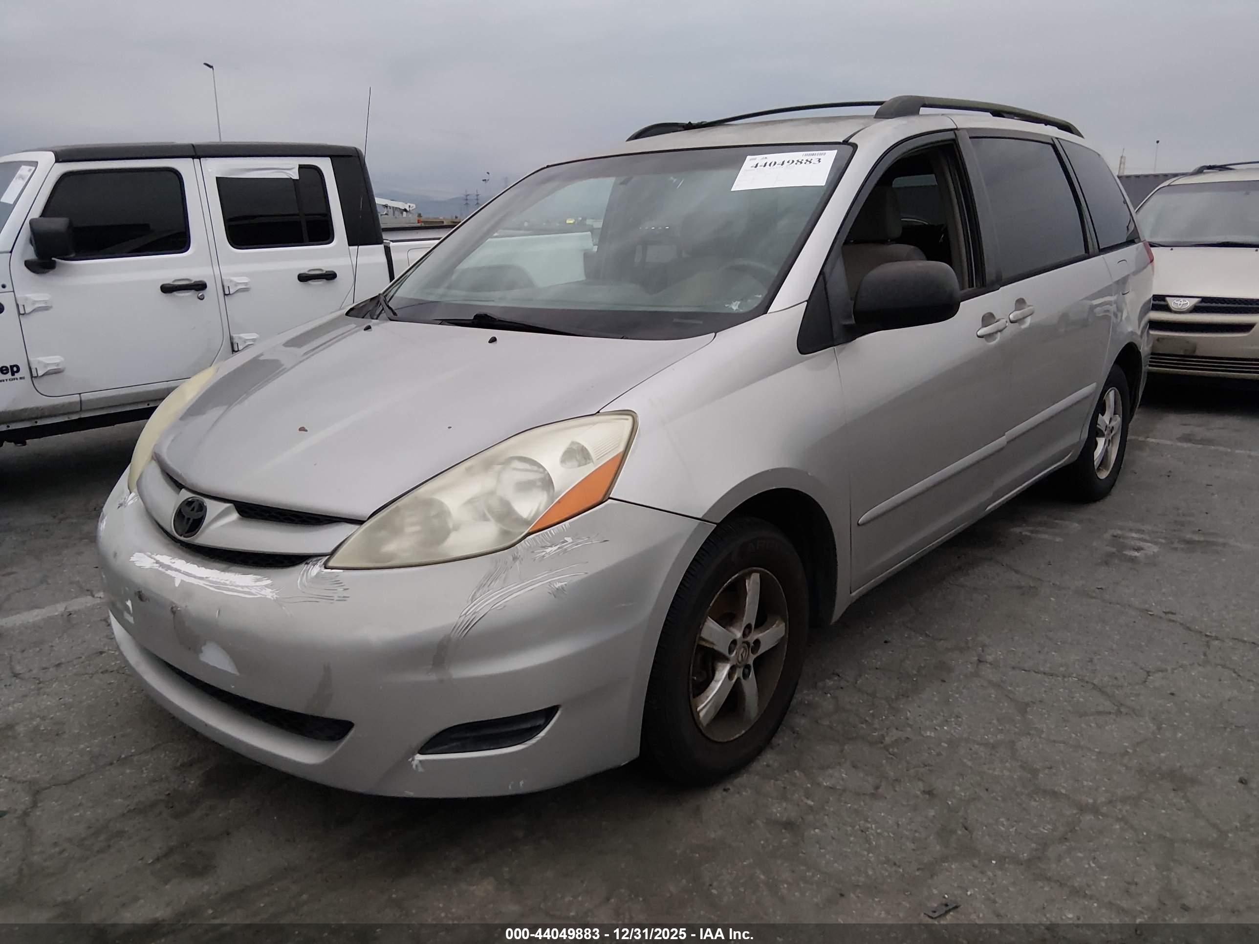 TOYOTA SIENNA image 2