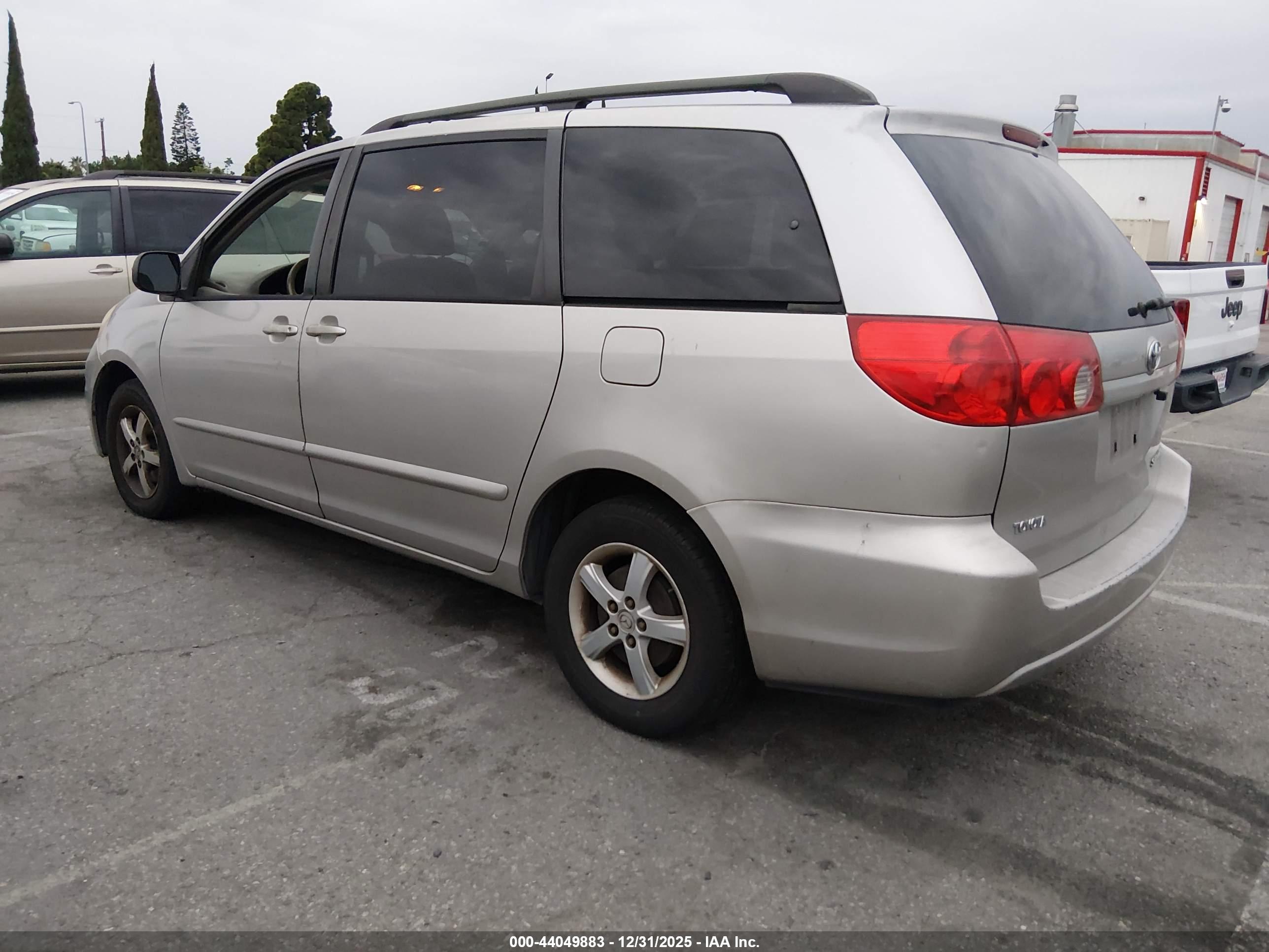 TOYOTA SIENNA image 3