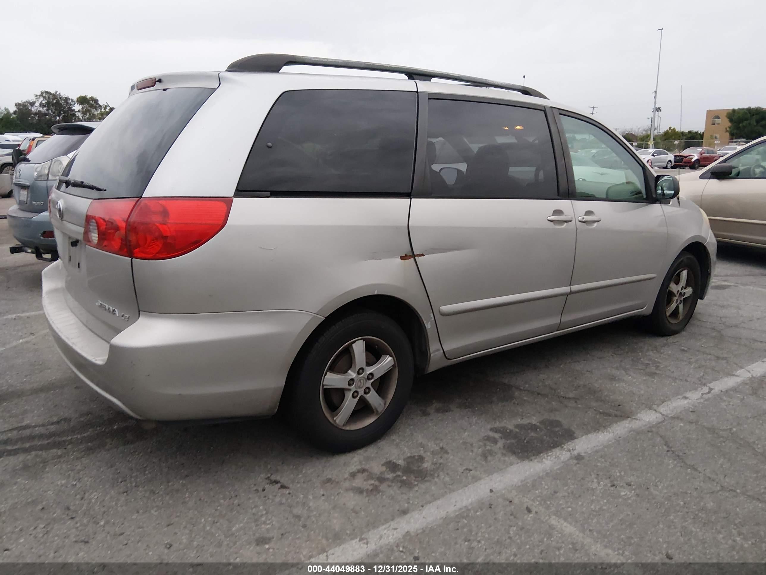 TOYOTA SIENNA image 4