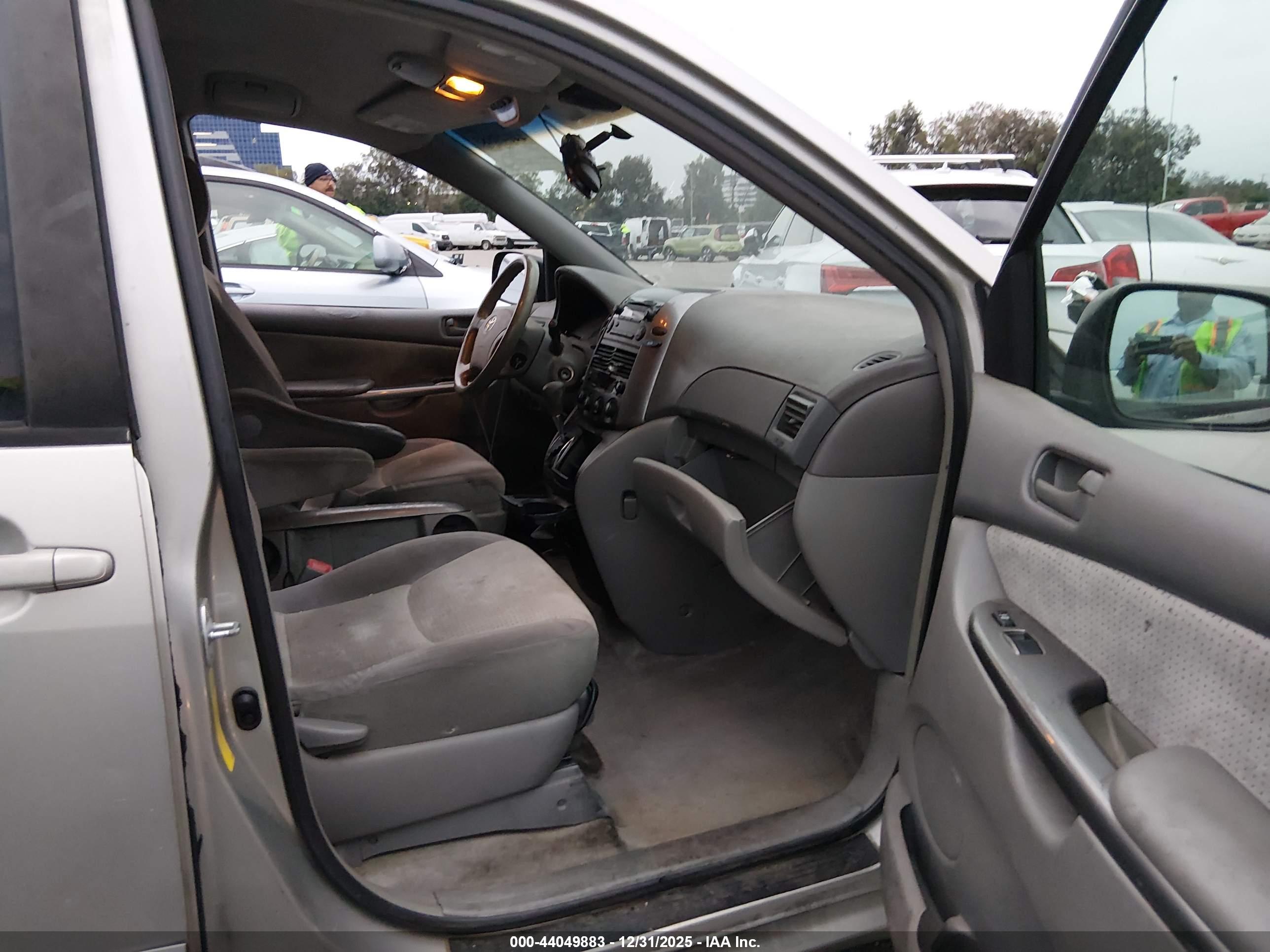 TOYOTA SIENNA image 5