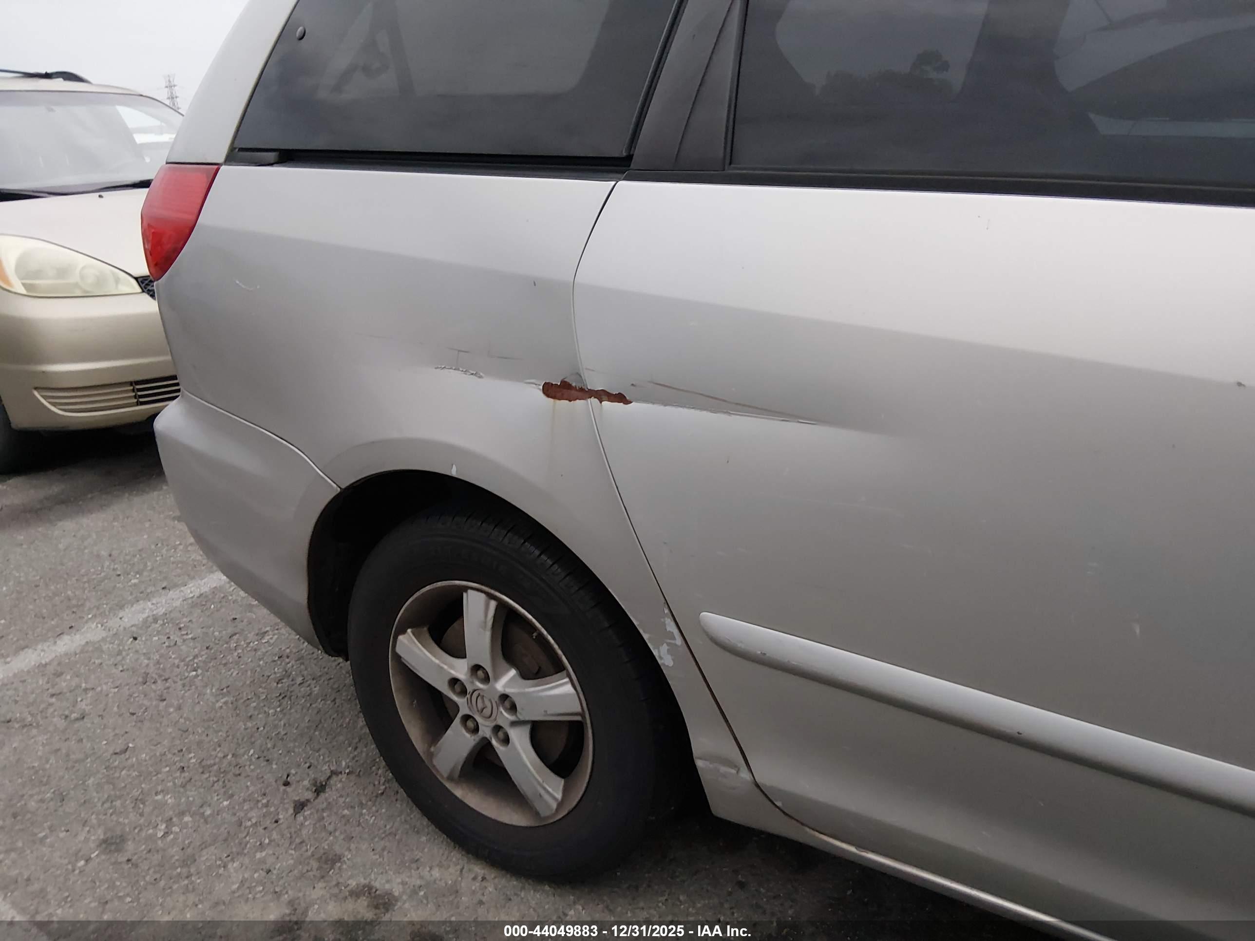 TOYOTA SIENNA image 6