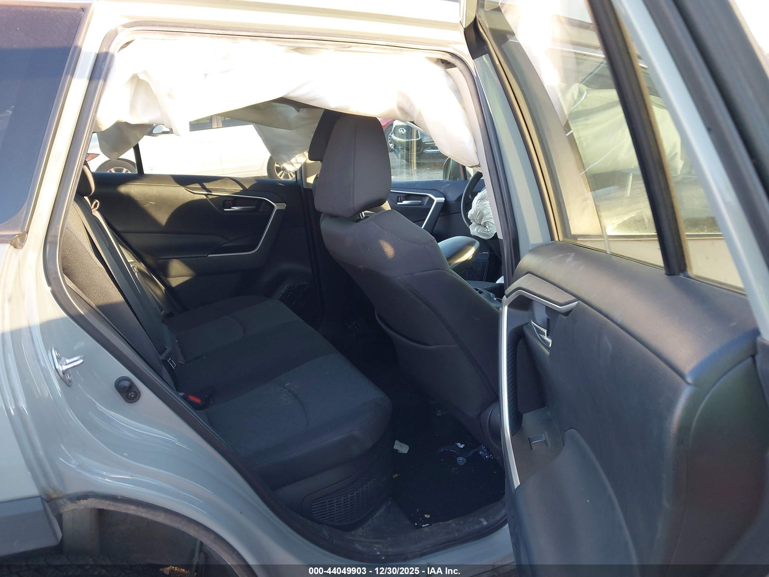 TOYOTA RAV4 image 8