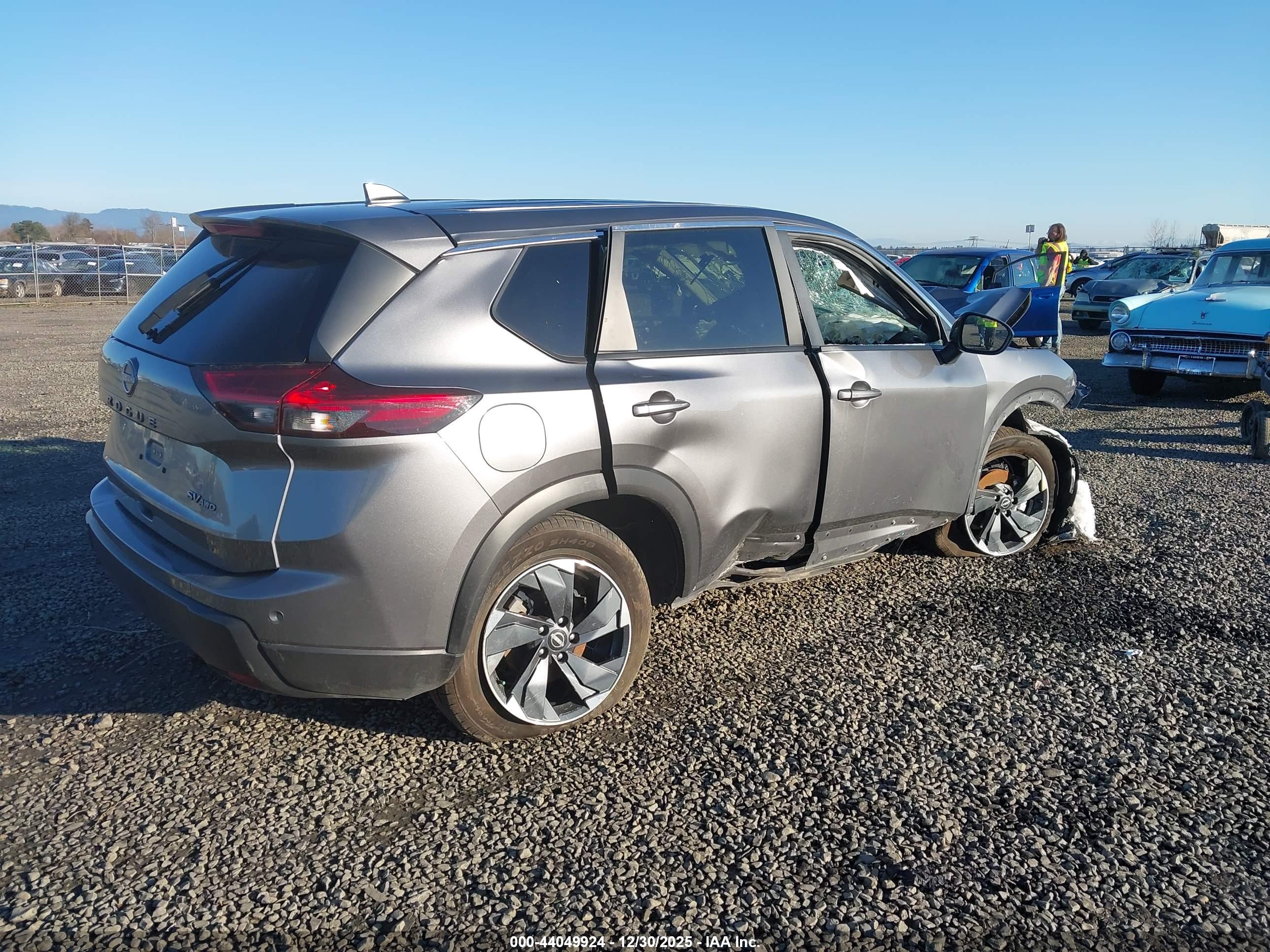 NISSAN ROGUE image 4
