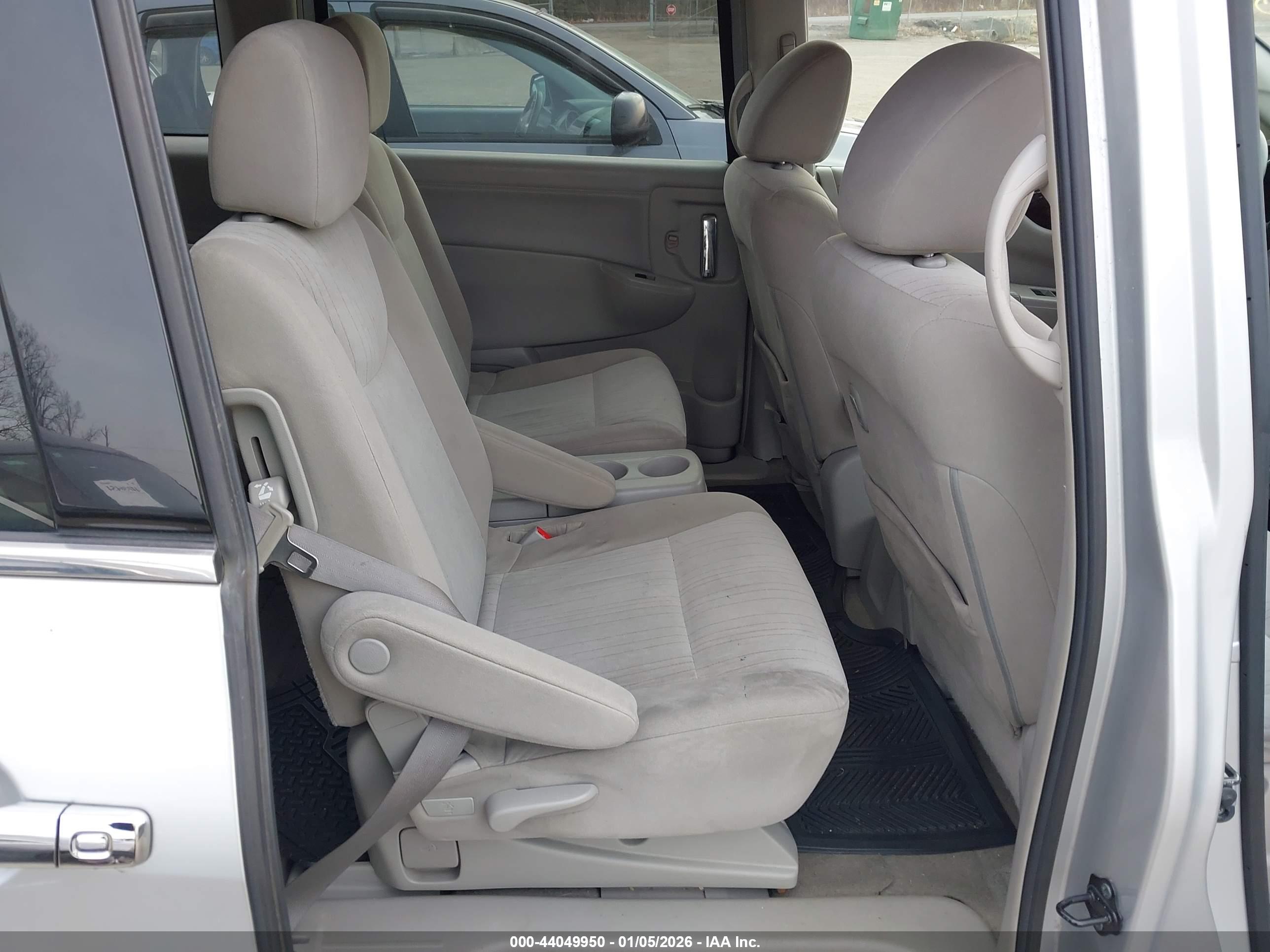 NISSAN QUEST image 8