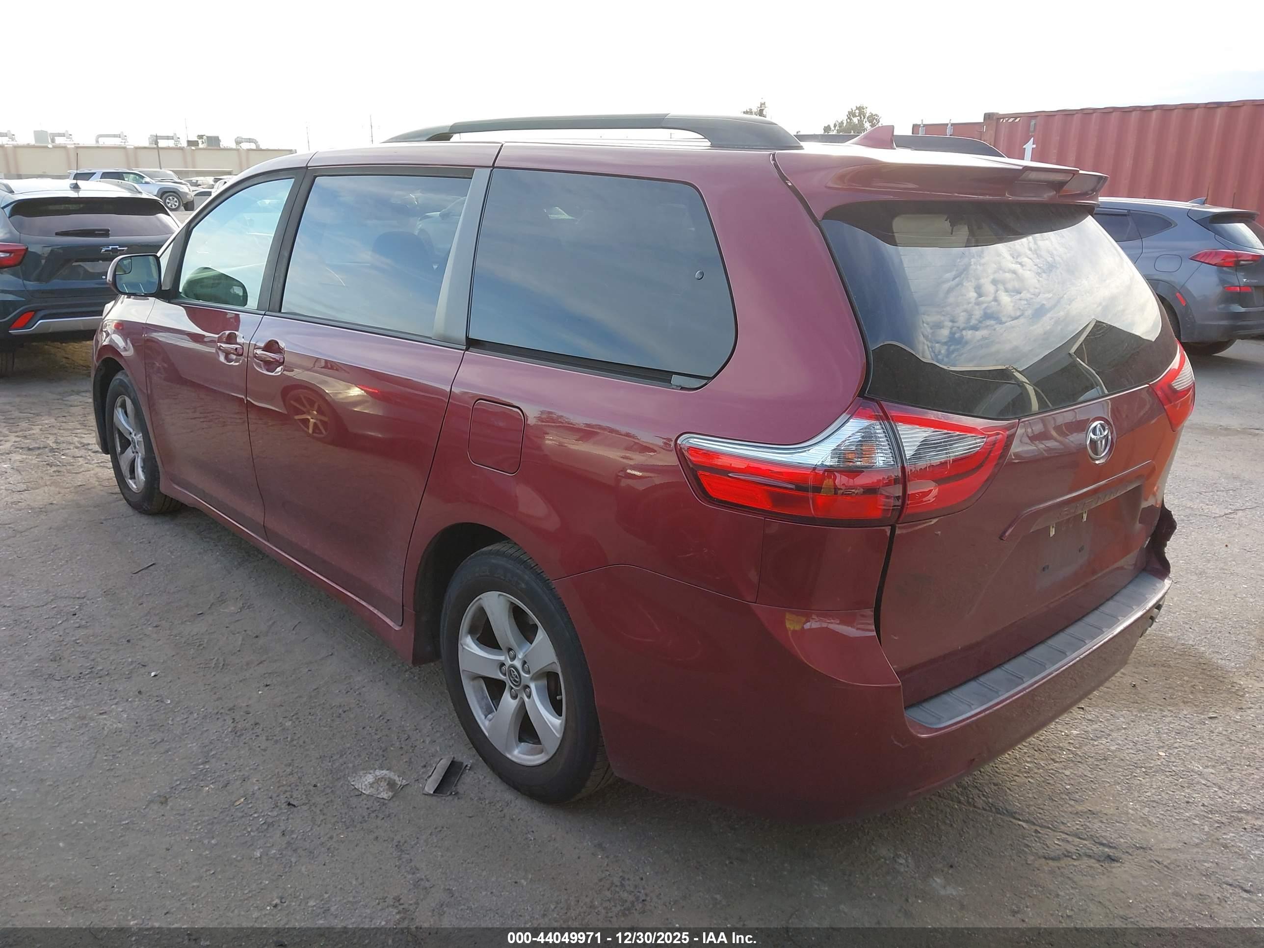 TOYOTA SIENNA image 3