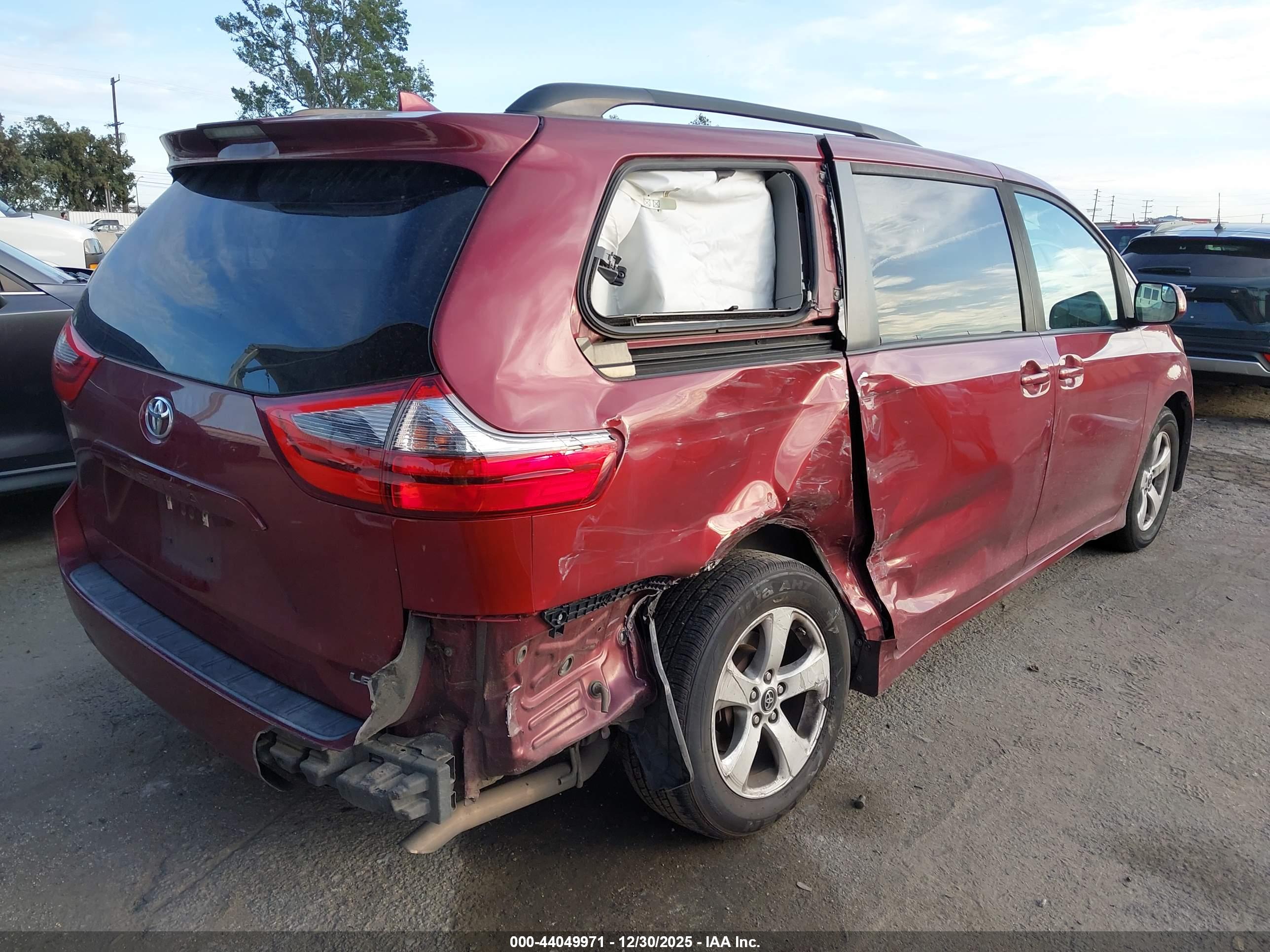 TOYOTA SIENNA image 4