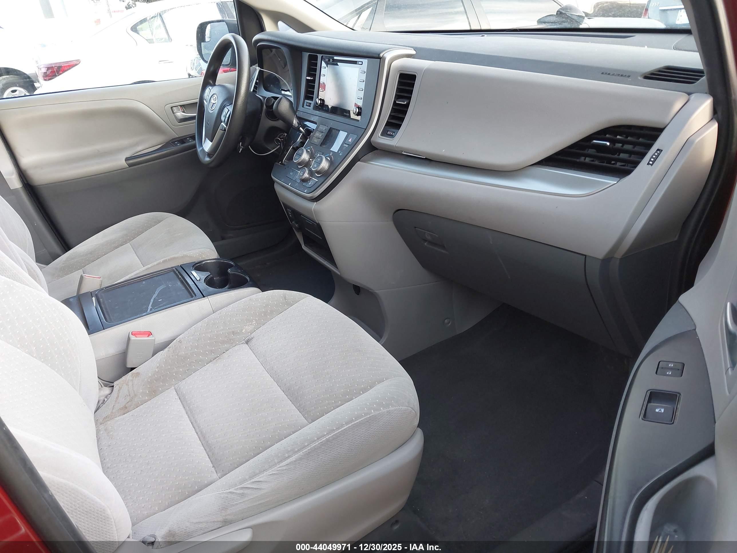 TOYOTA SIENNA image 5