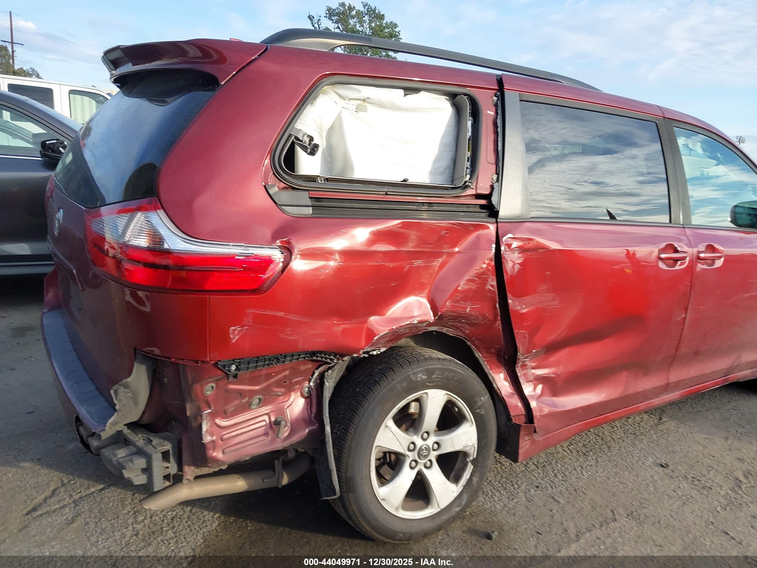 TOYOTA SIENNA image 6