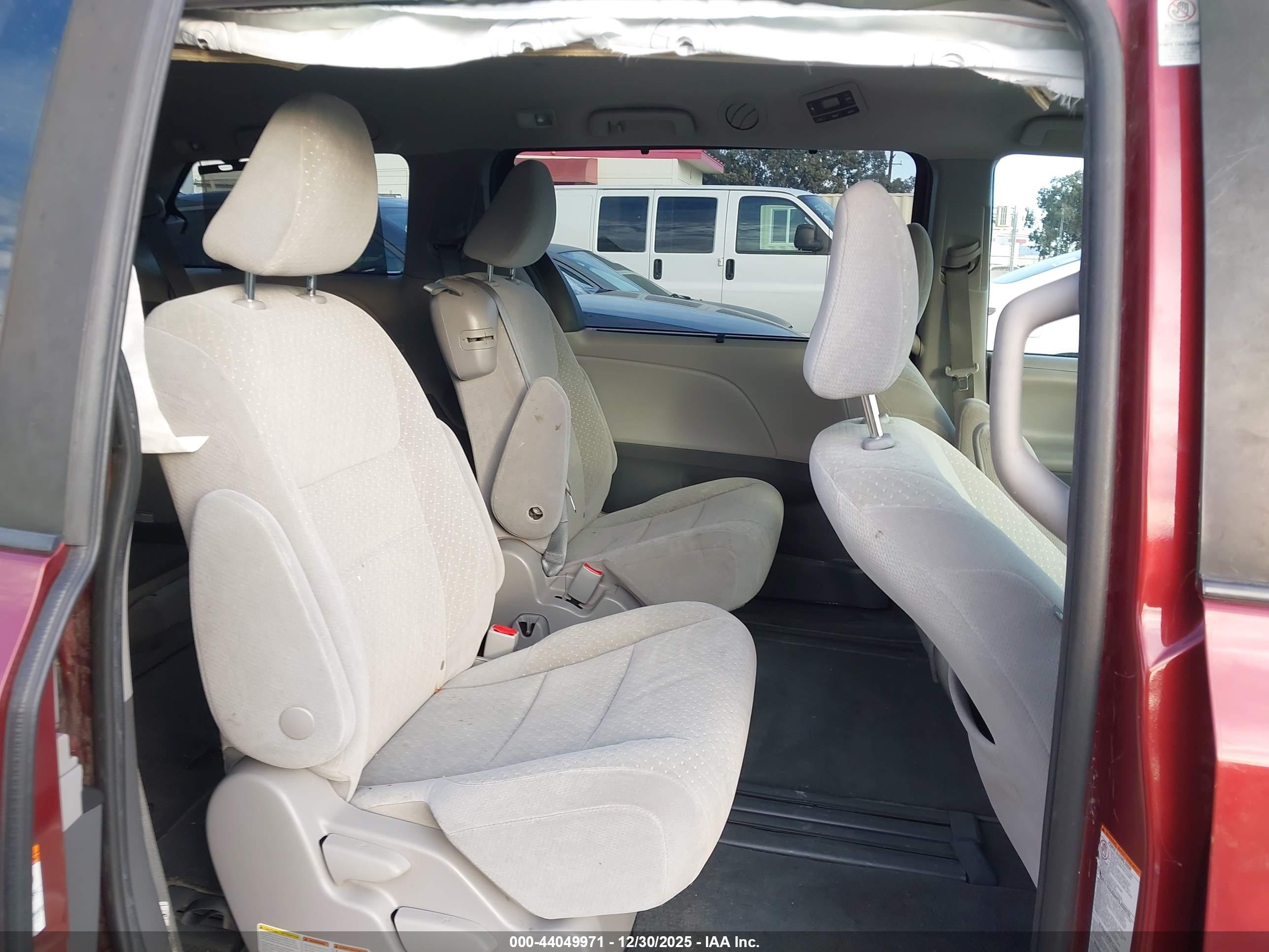 TOYOTA SIENNA image 8