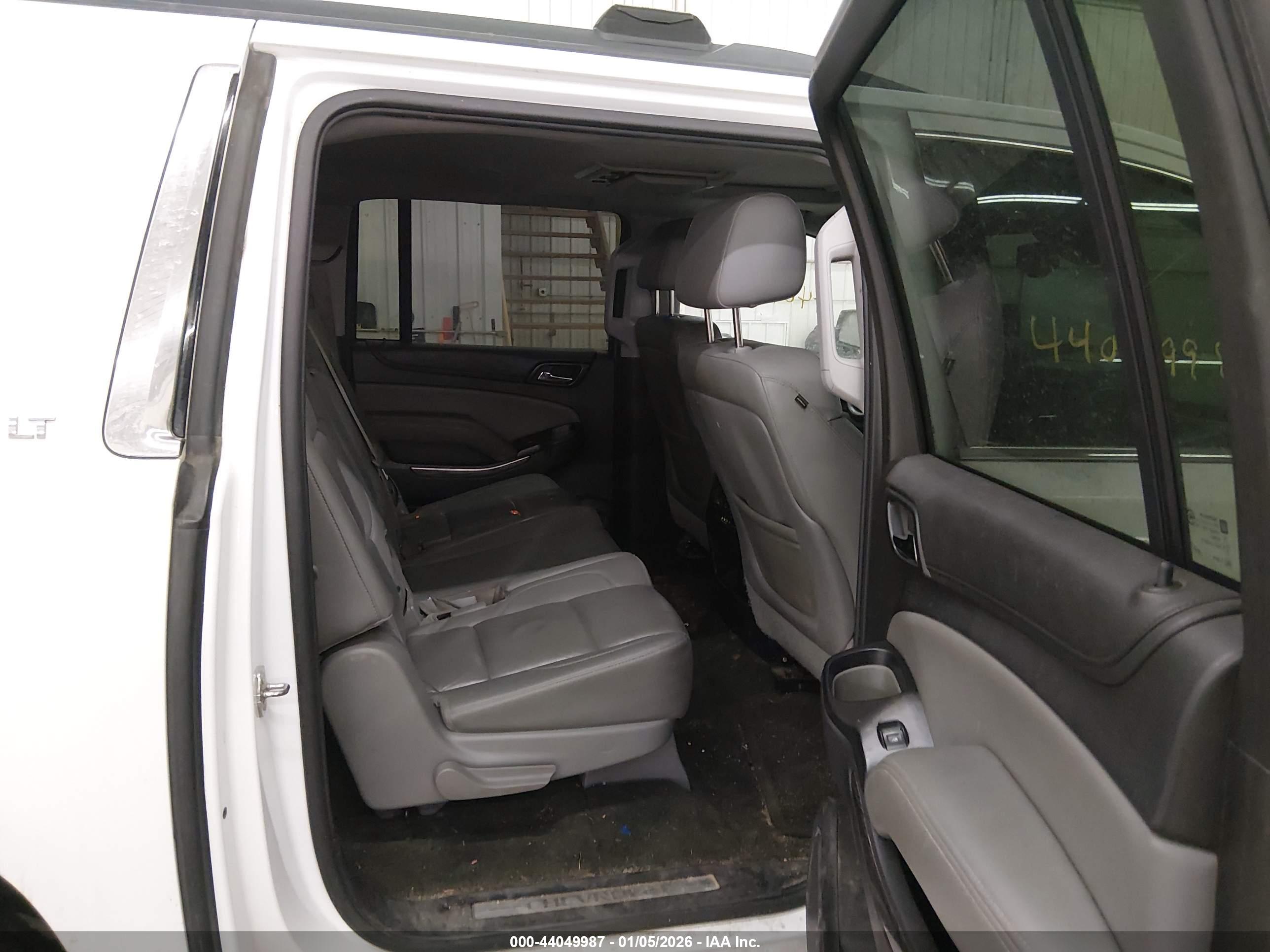 CHEVROLET SUBURBAN image 8