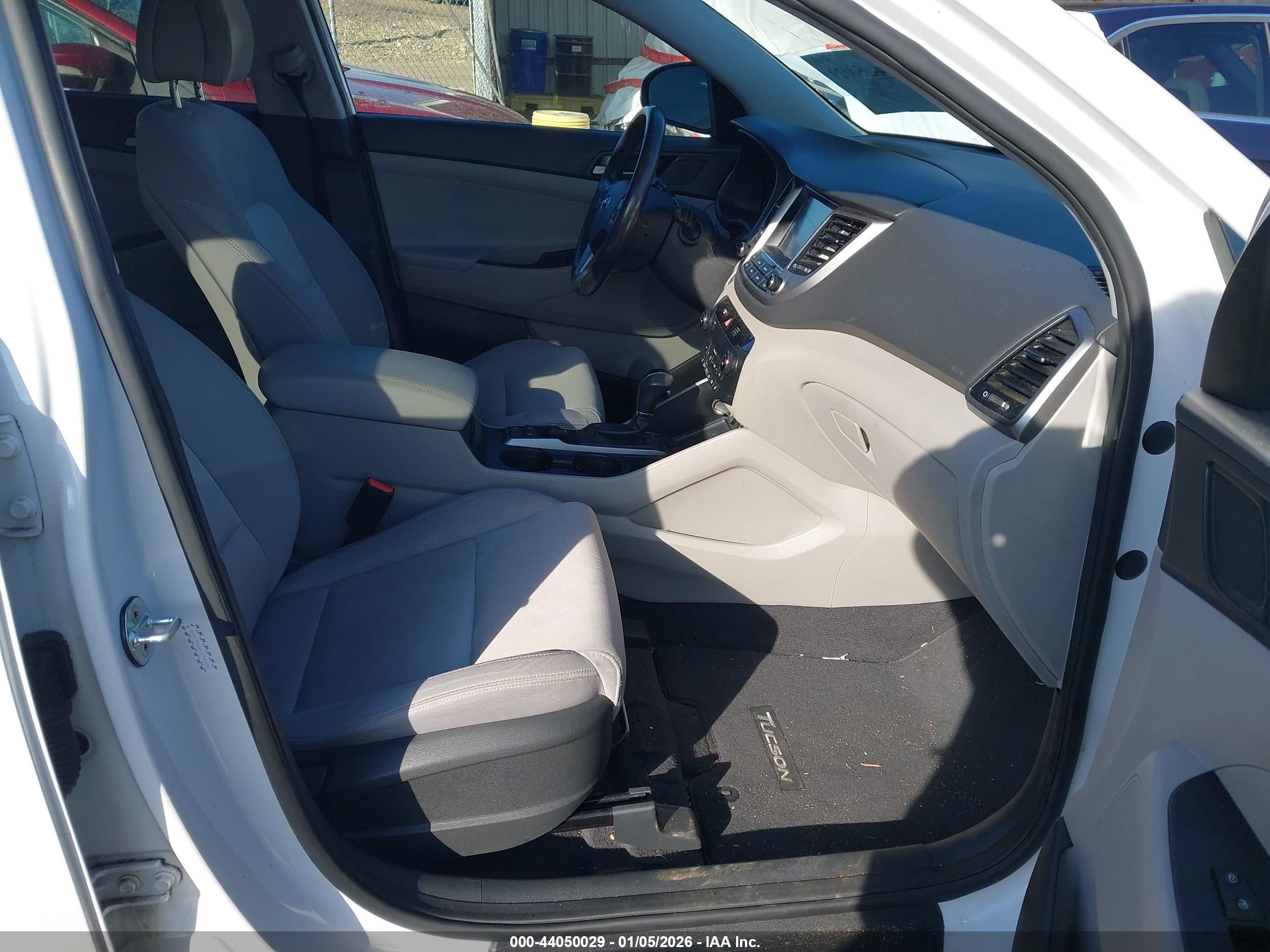 HYUNDAI TUCSON image 5