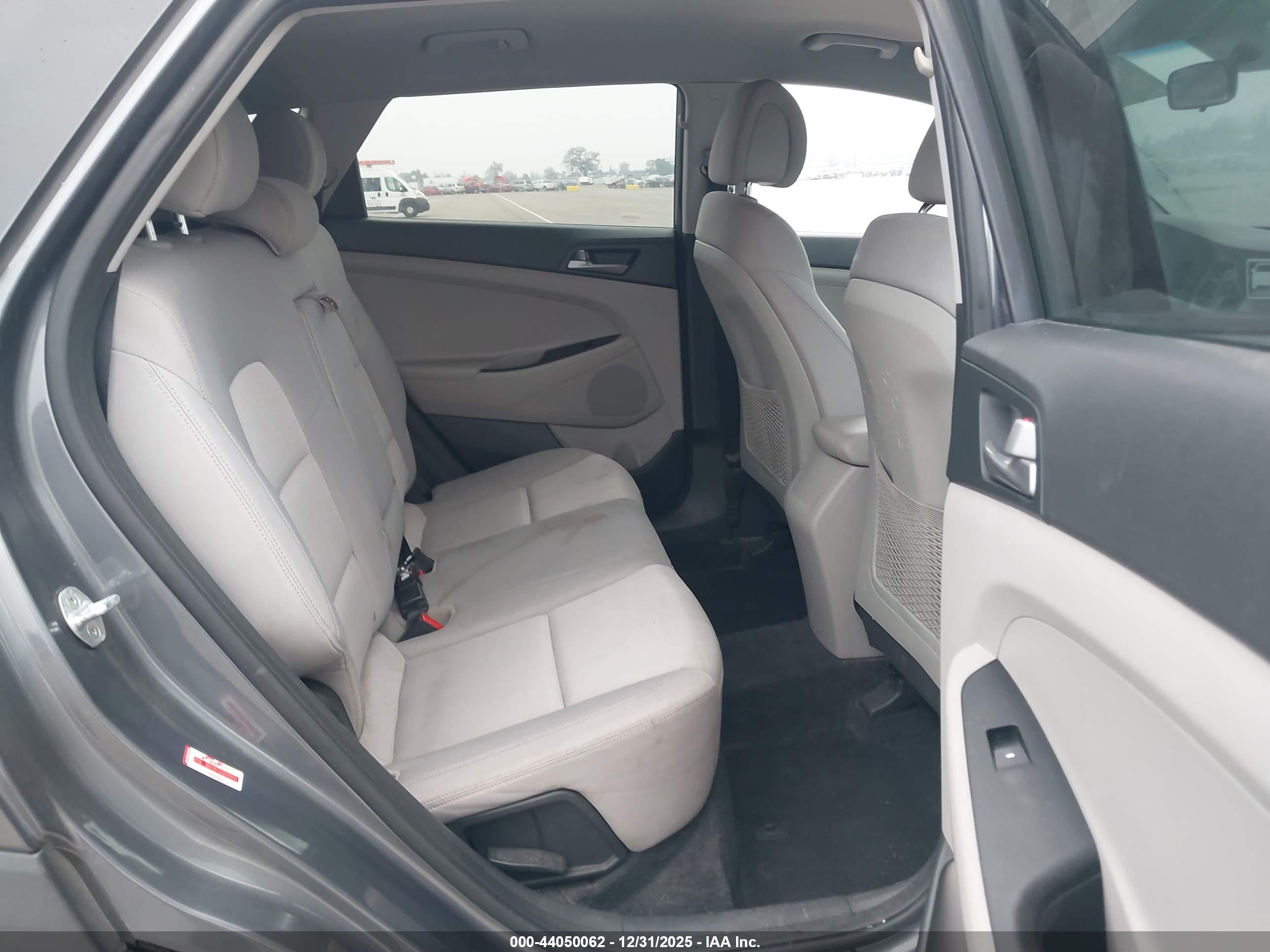 HYUNDAI TUCSON image 8