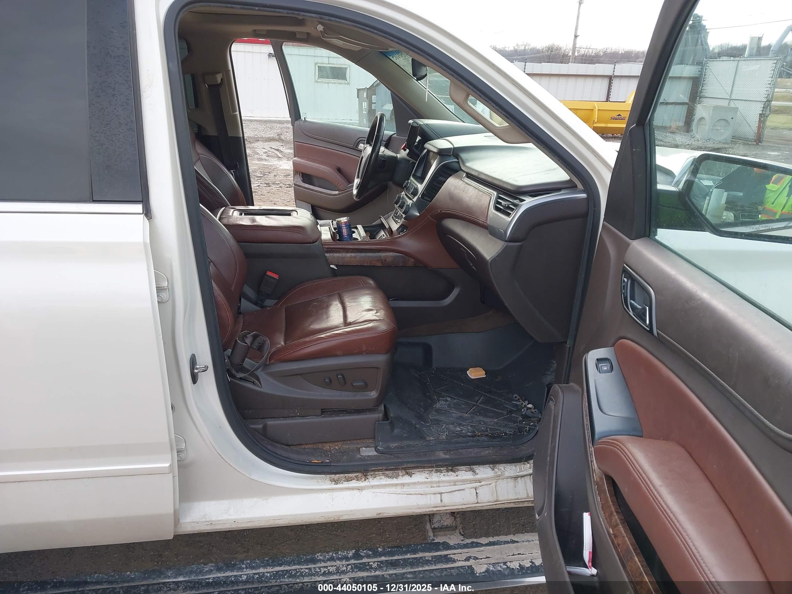 CHEVROLET SUBURBAN image 5