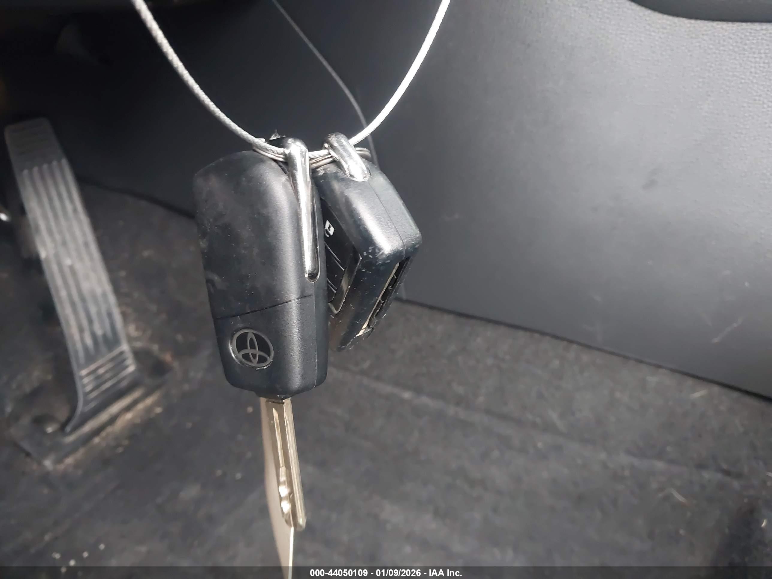TOYOTA RAV4 image 11