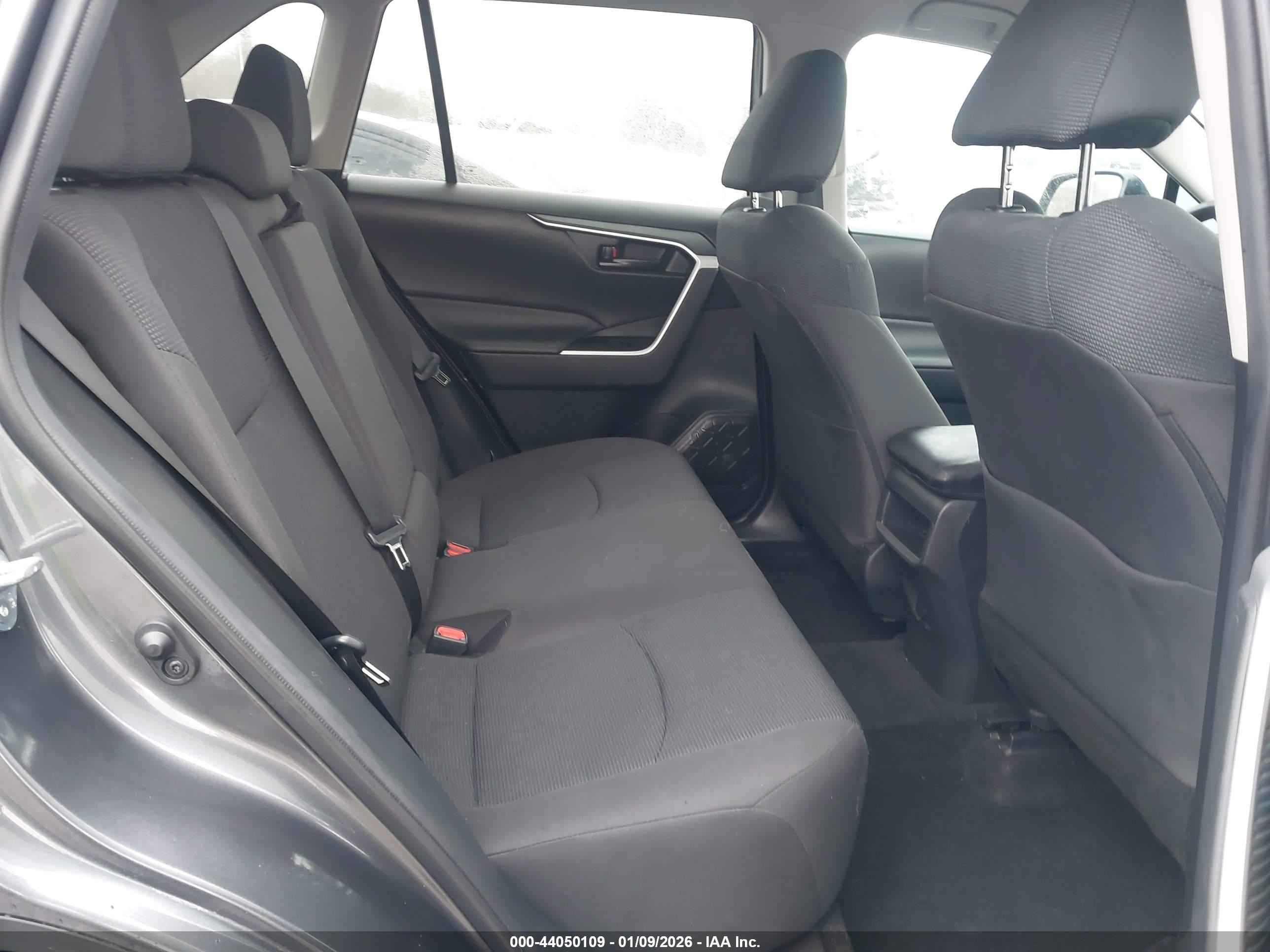 TOYOTA RAV4 image 8