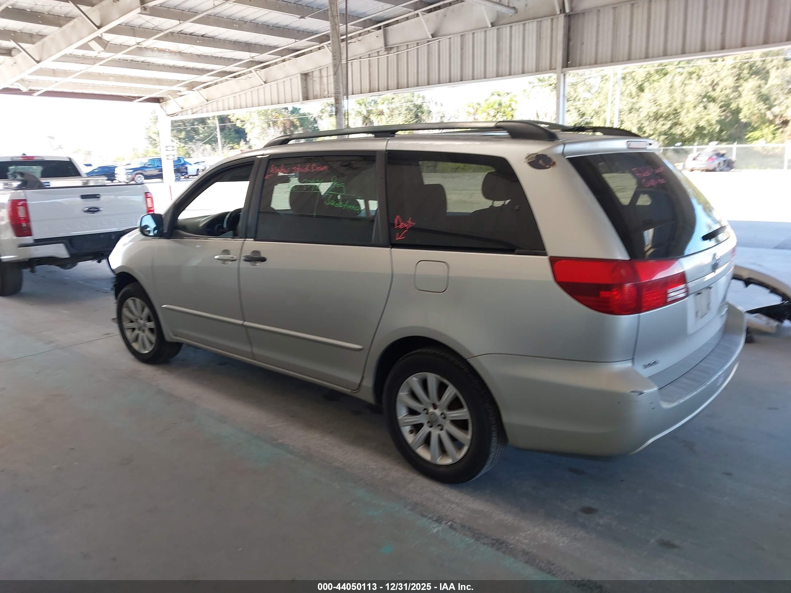 TOYOTA SIENNA image 3