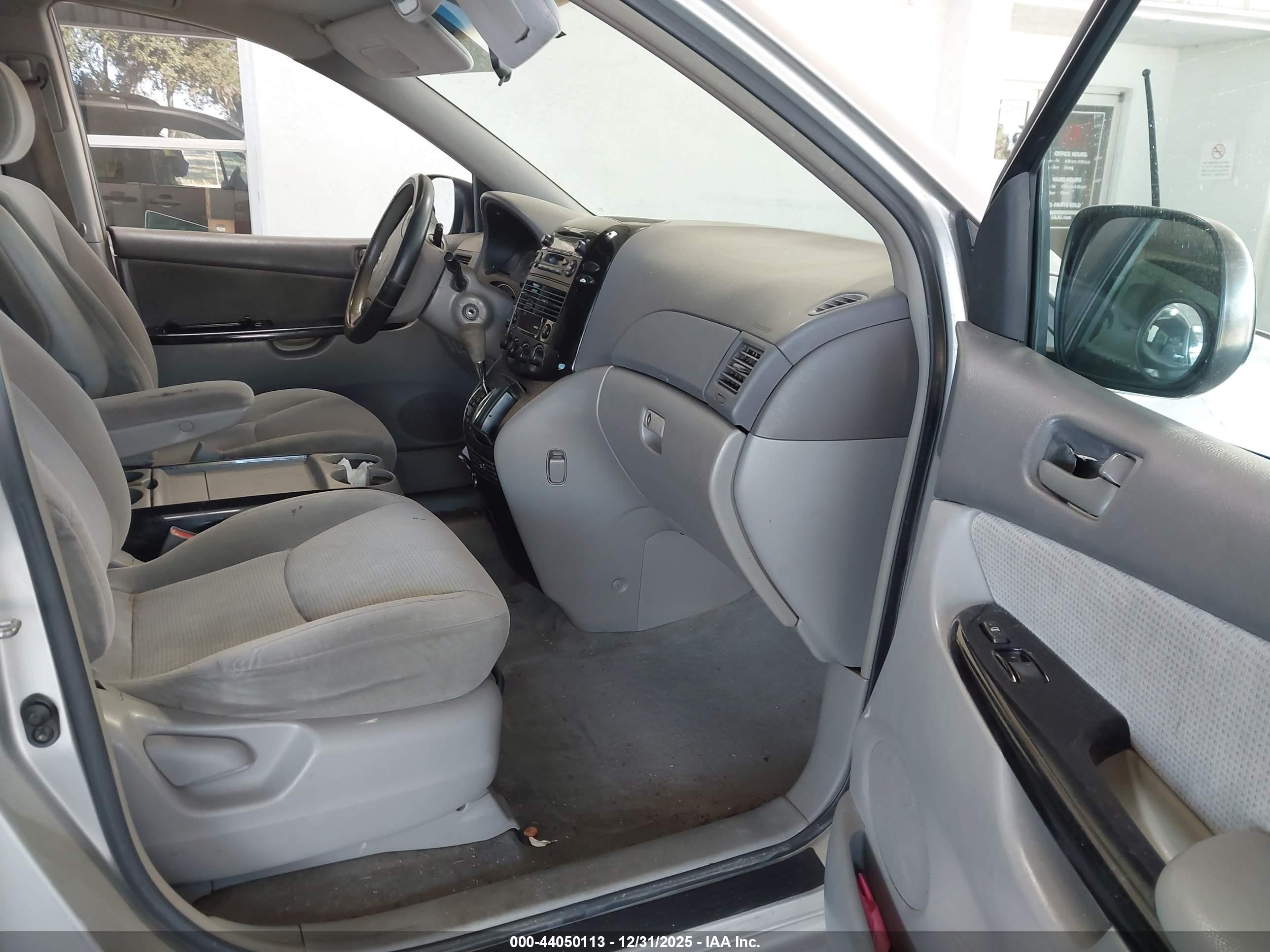 TOYOTA SIENNA image 5