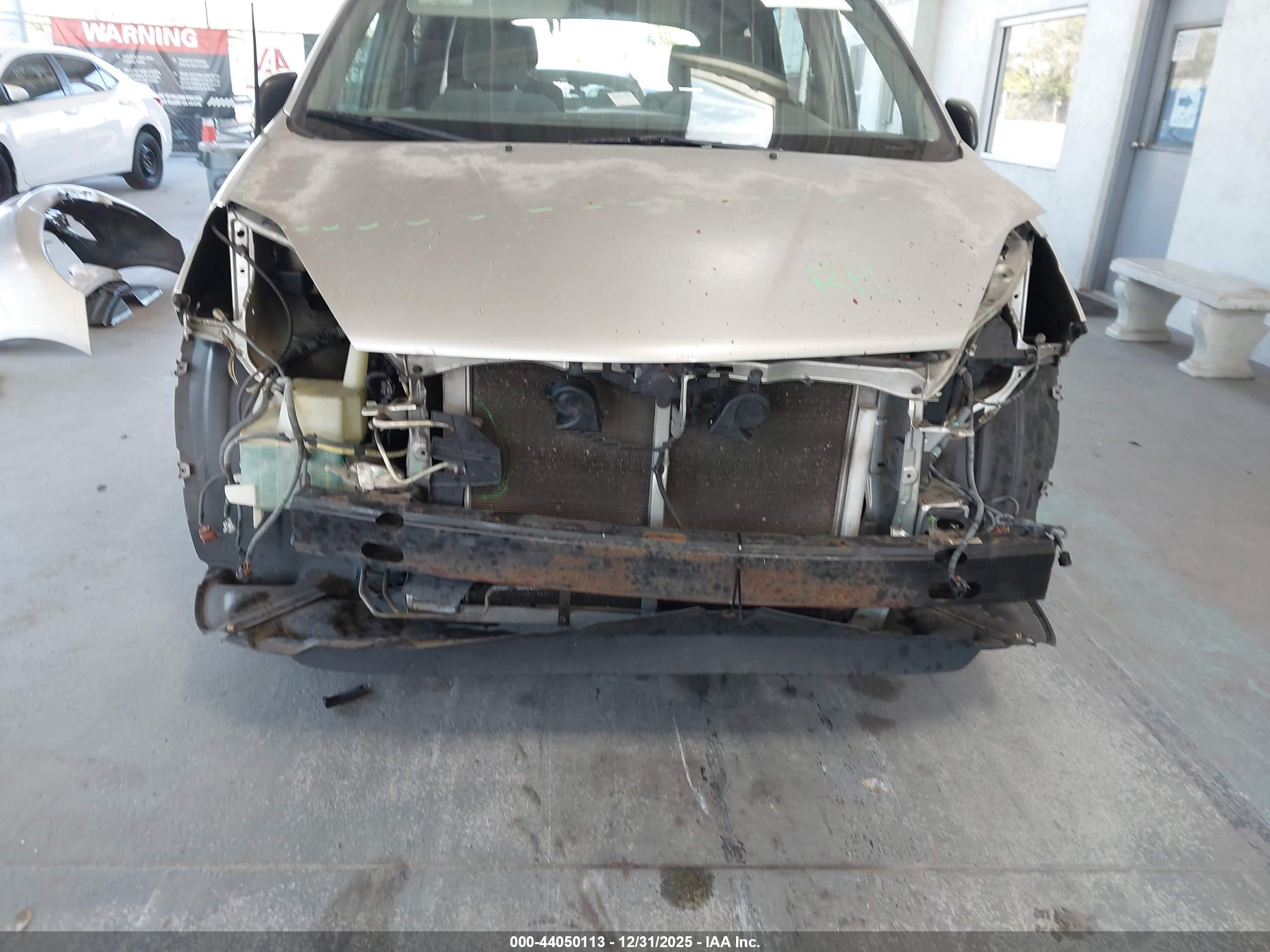 TOYOTA SIENNA image 6