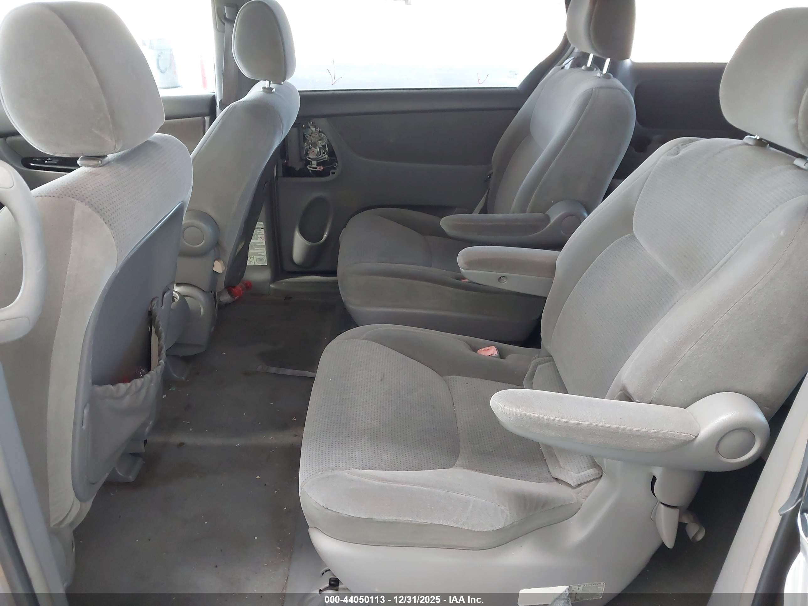 TOYOTA SIENNA image 8