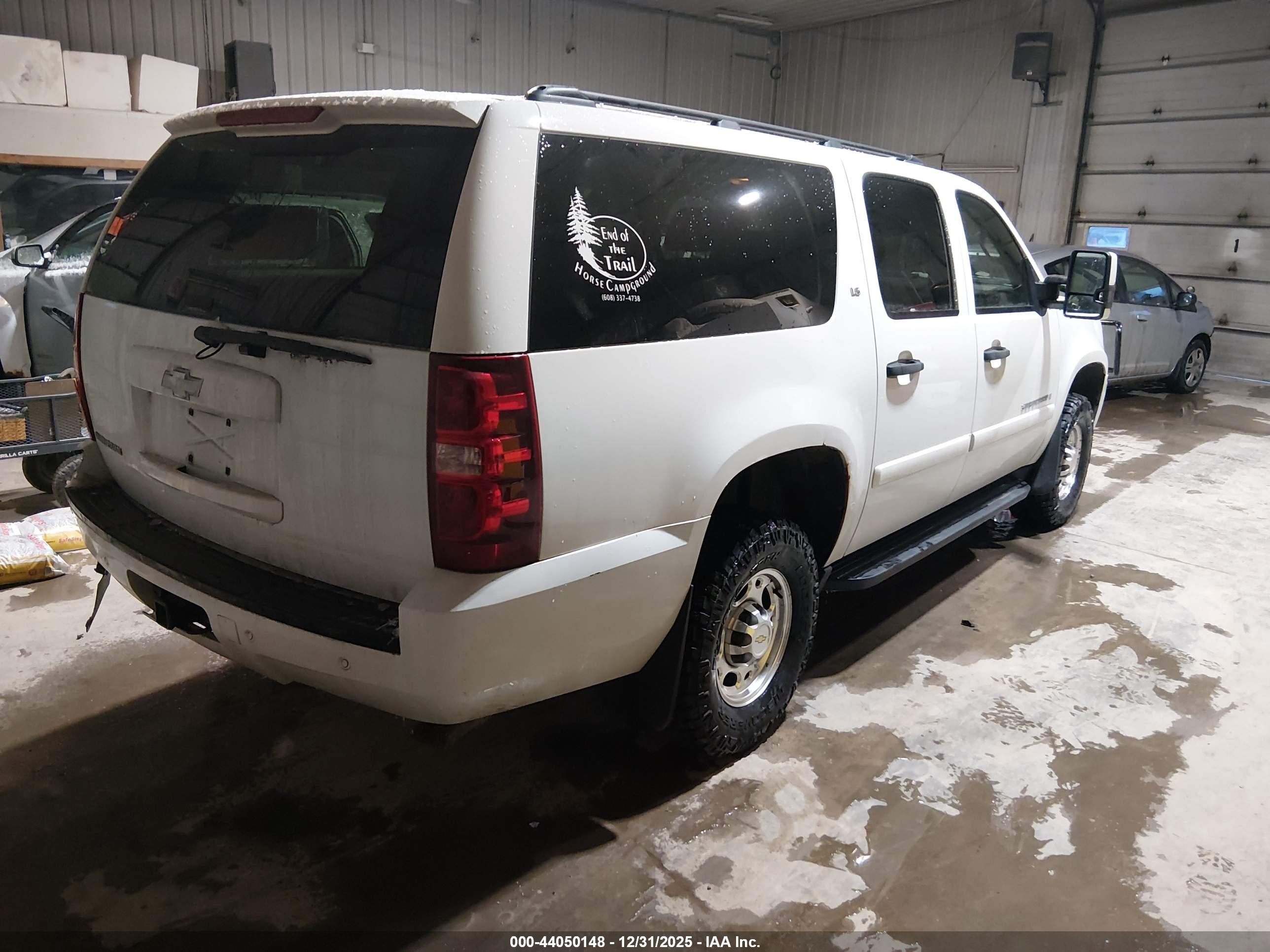 CHEVROLET SUBURBAN image 4