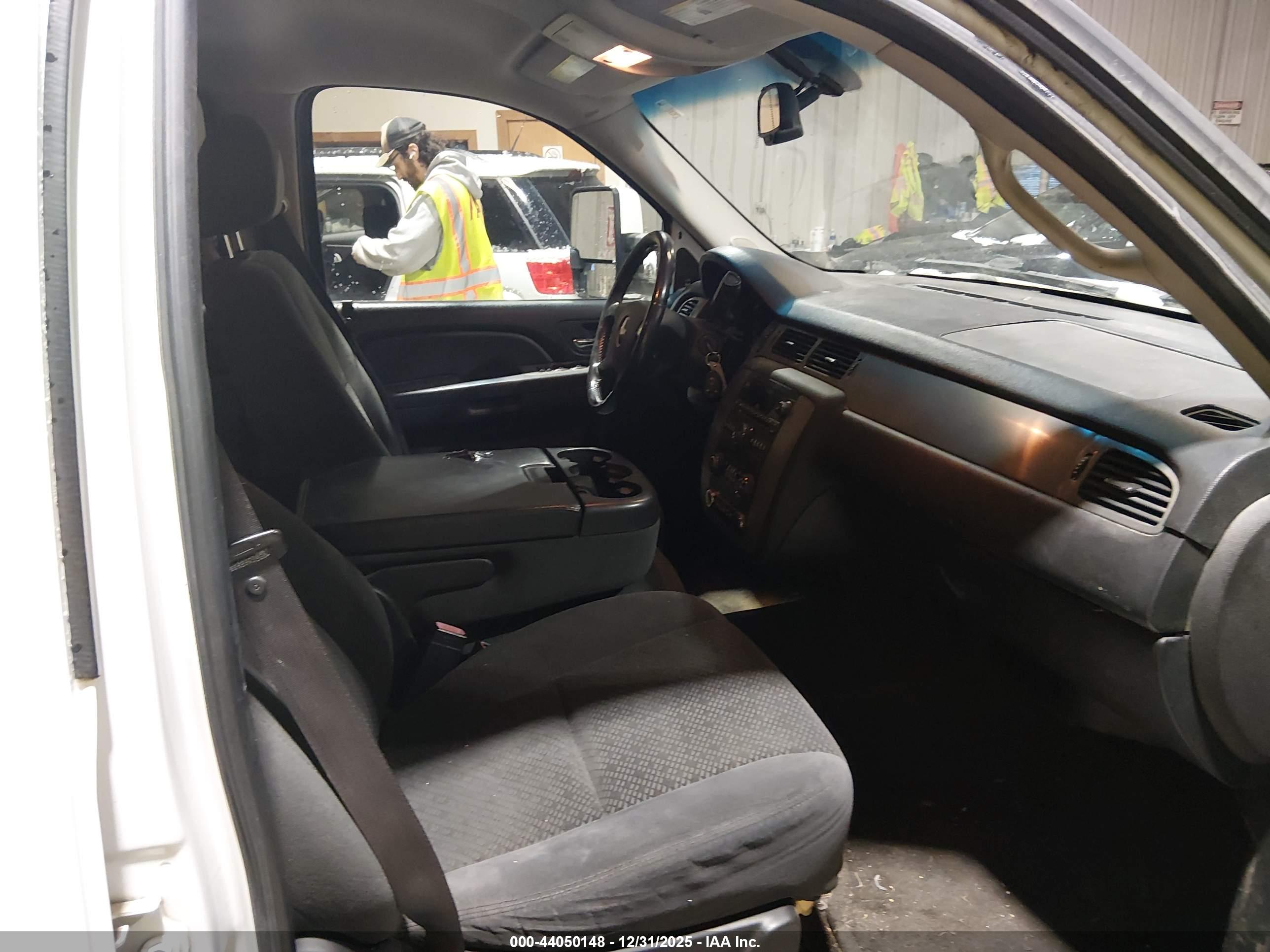 CHEVROLET SUBURBAN image 5