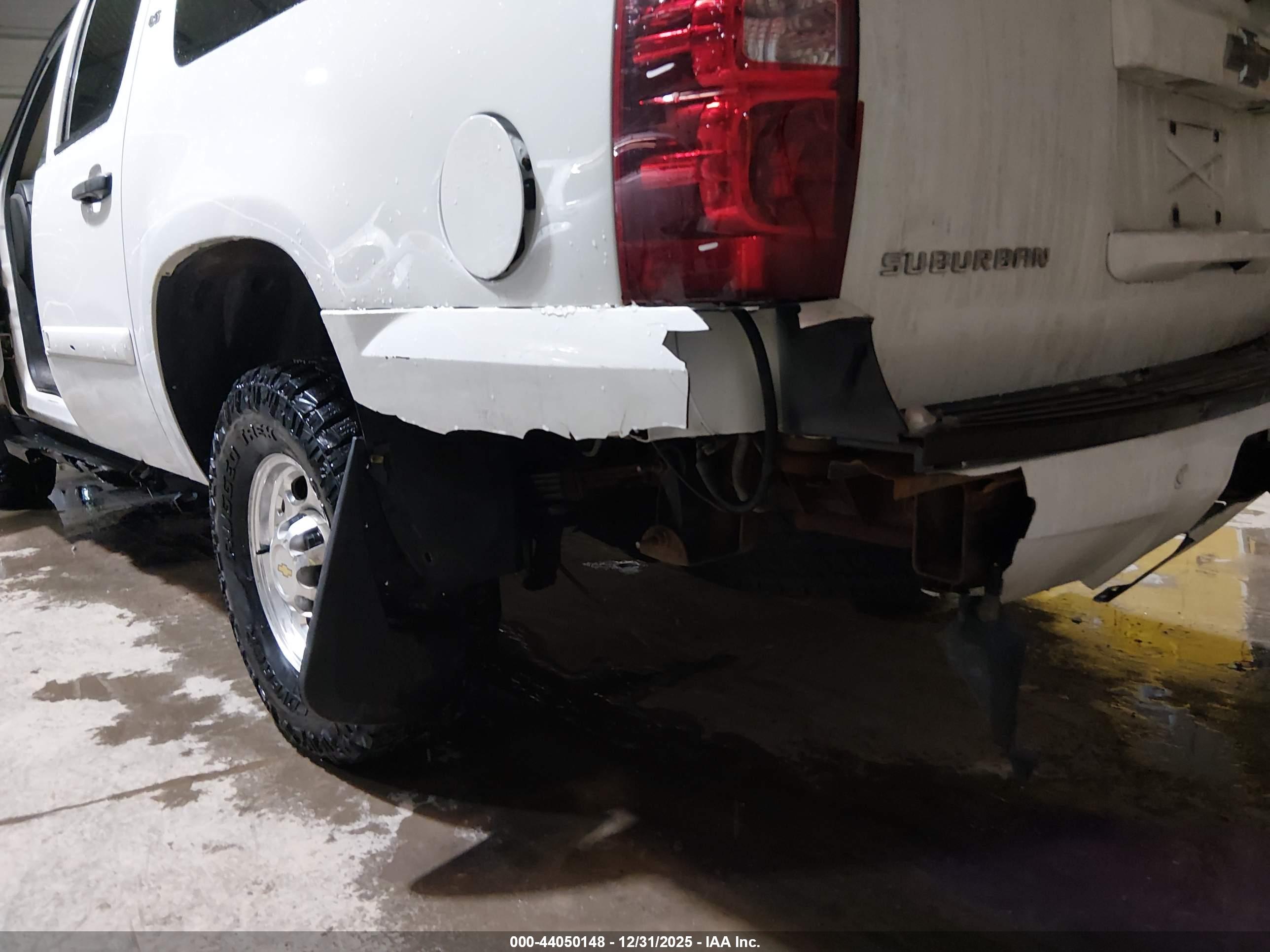 CHEVROLET SUBURBAN image 6
