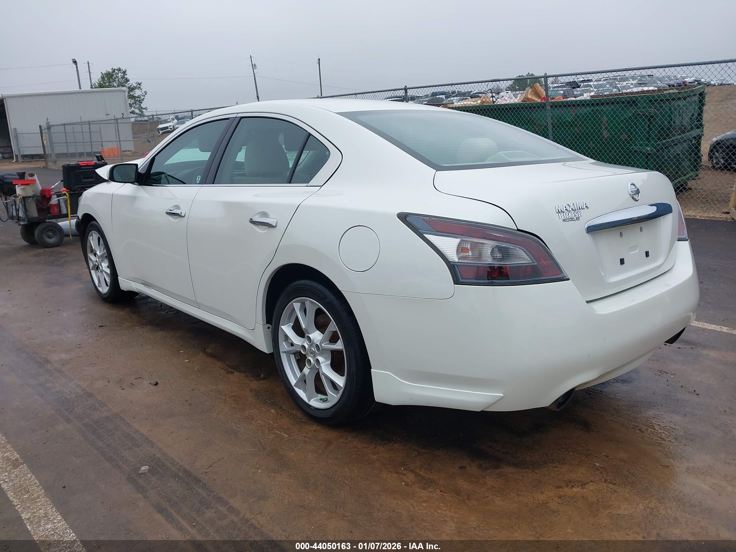 NISSAN MAXIMA image 3