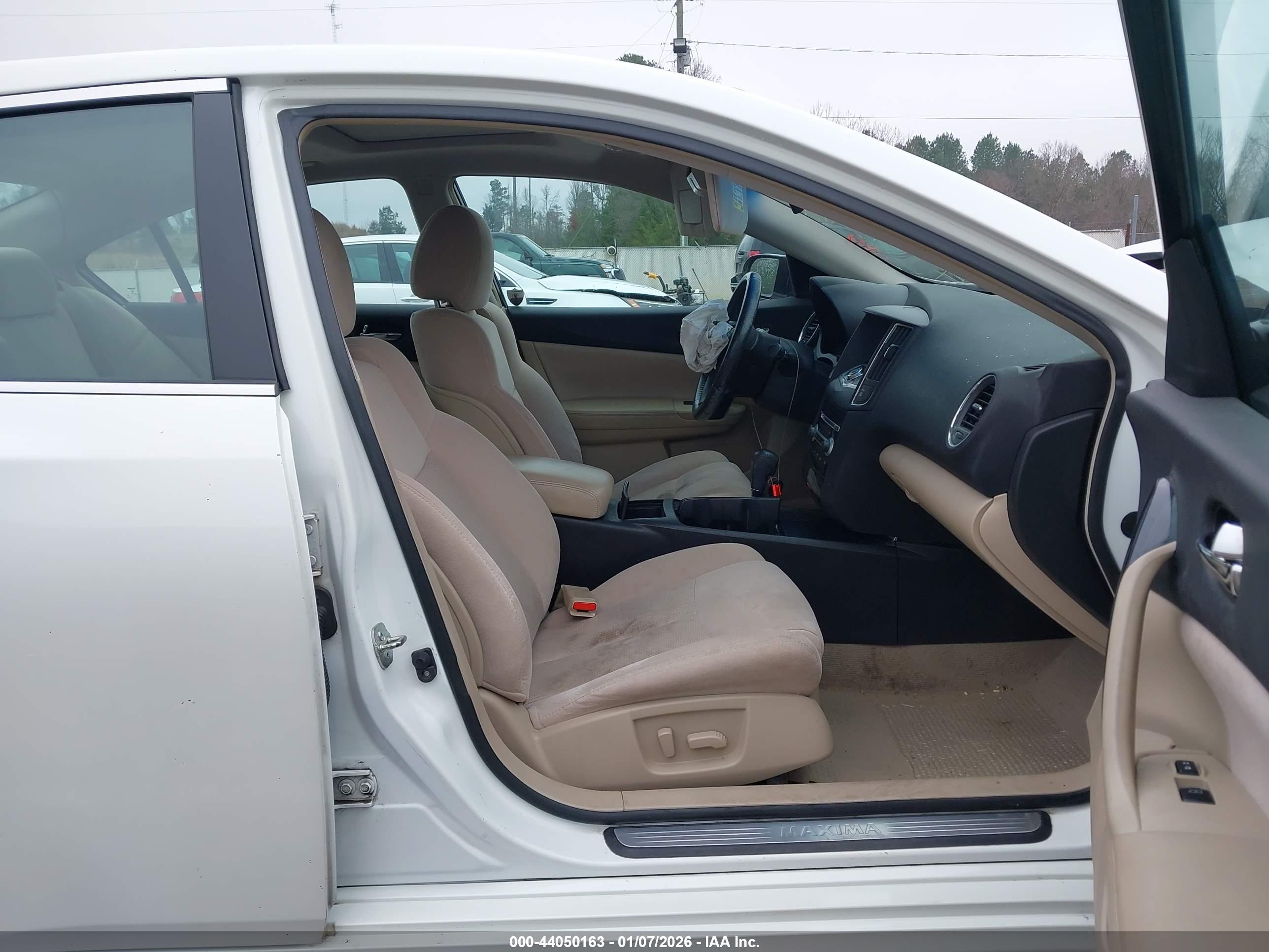 NISSAN MAXIMA image 5