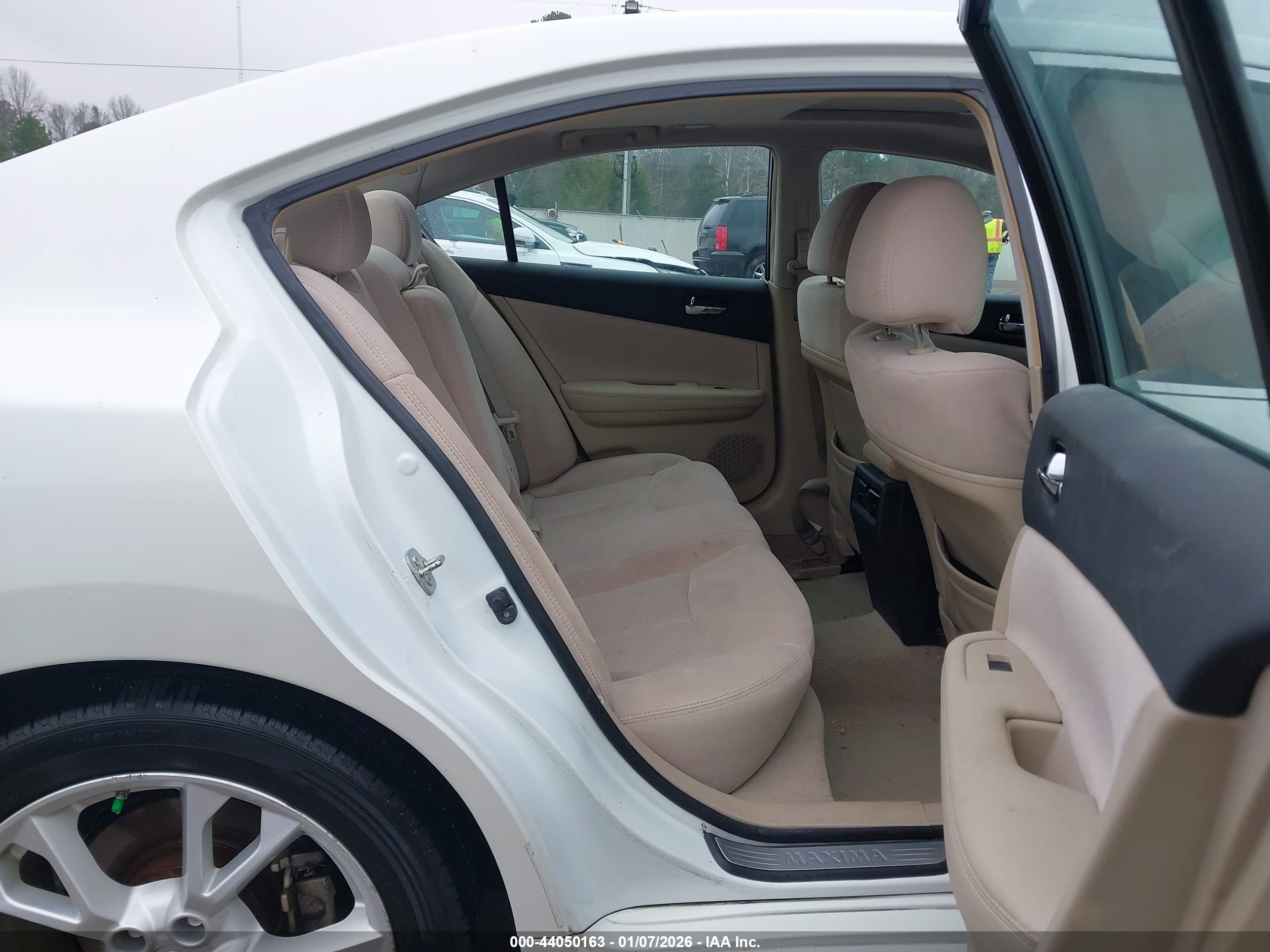 NISSAN MAXIMA image 8