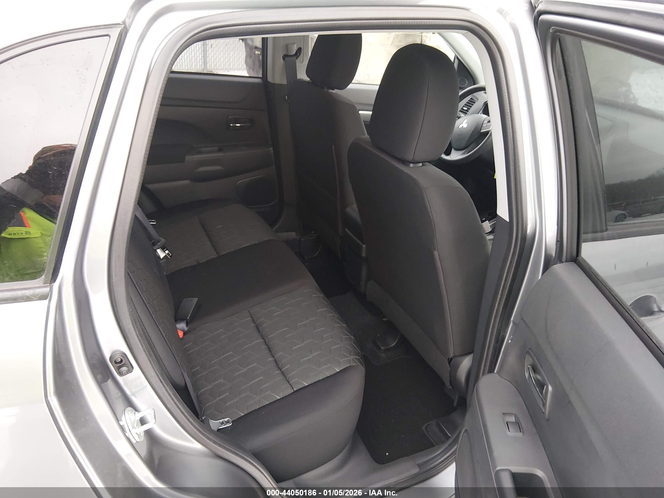 MITSUBISHI OUTLANDER image 8