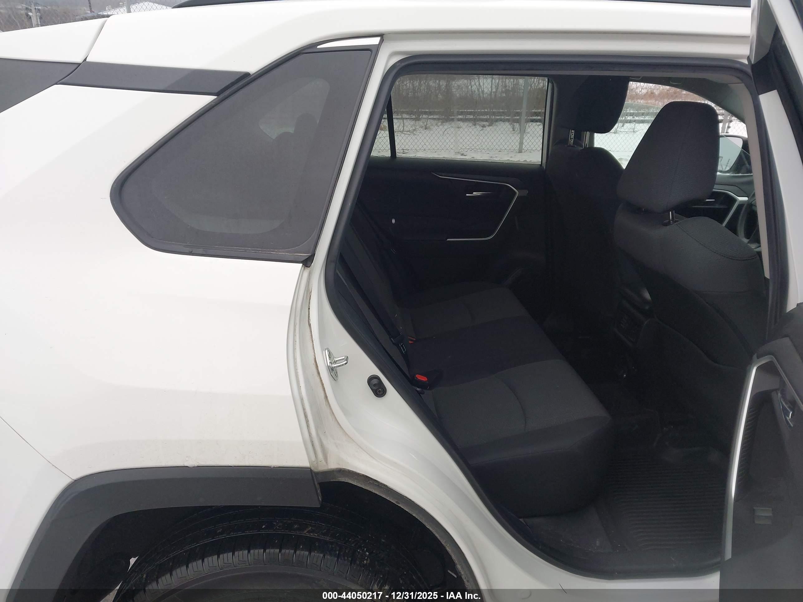 TOYOTA RAV4 image 8