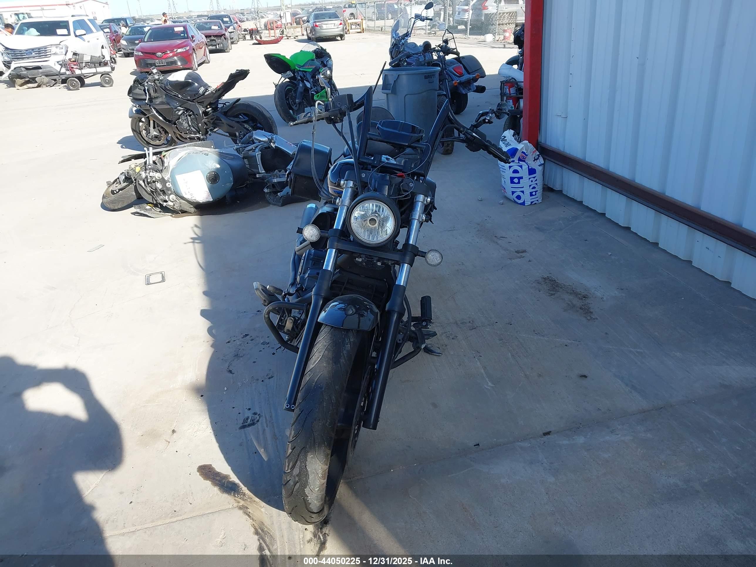 YAMAHA XVS1300 image 5