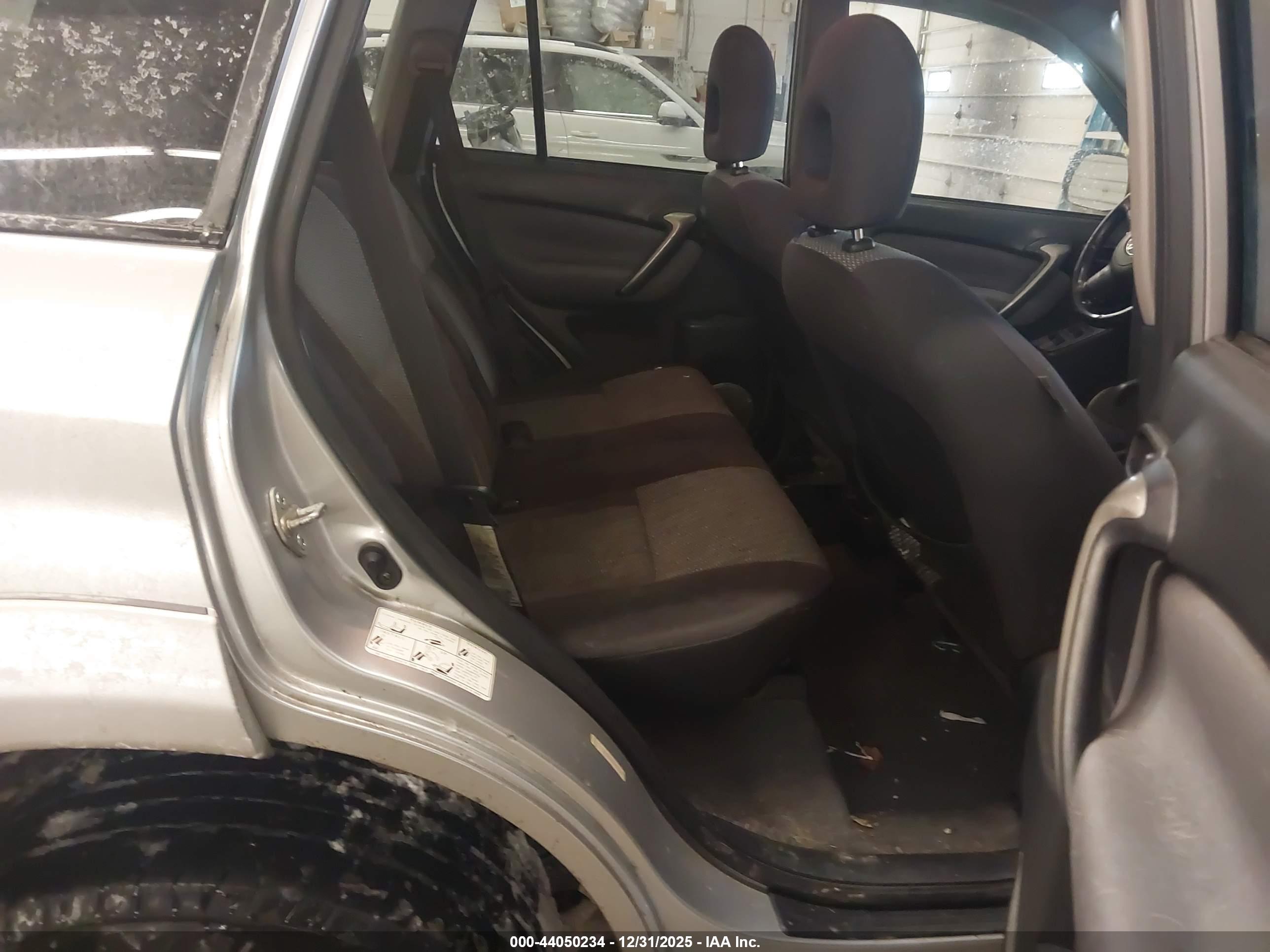 TOYOTA RAV4 image 8