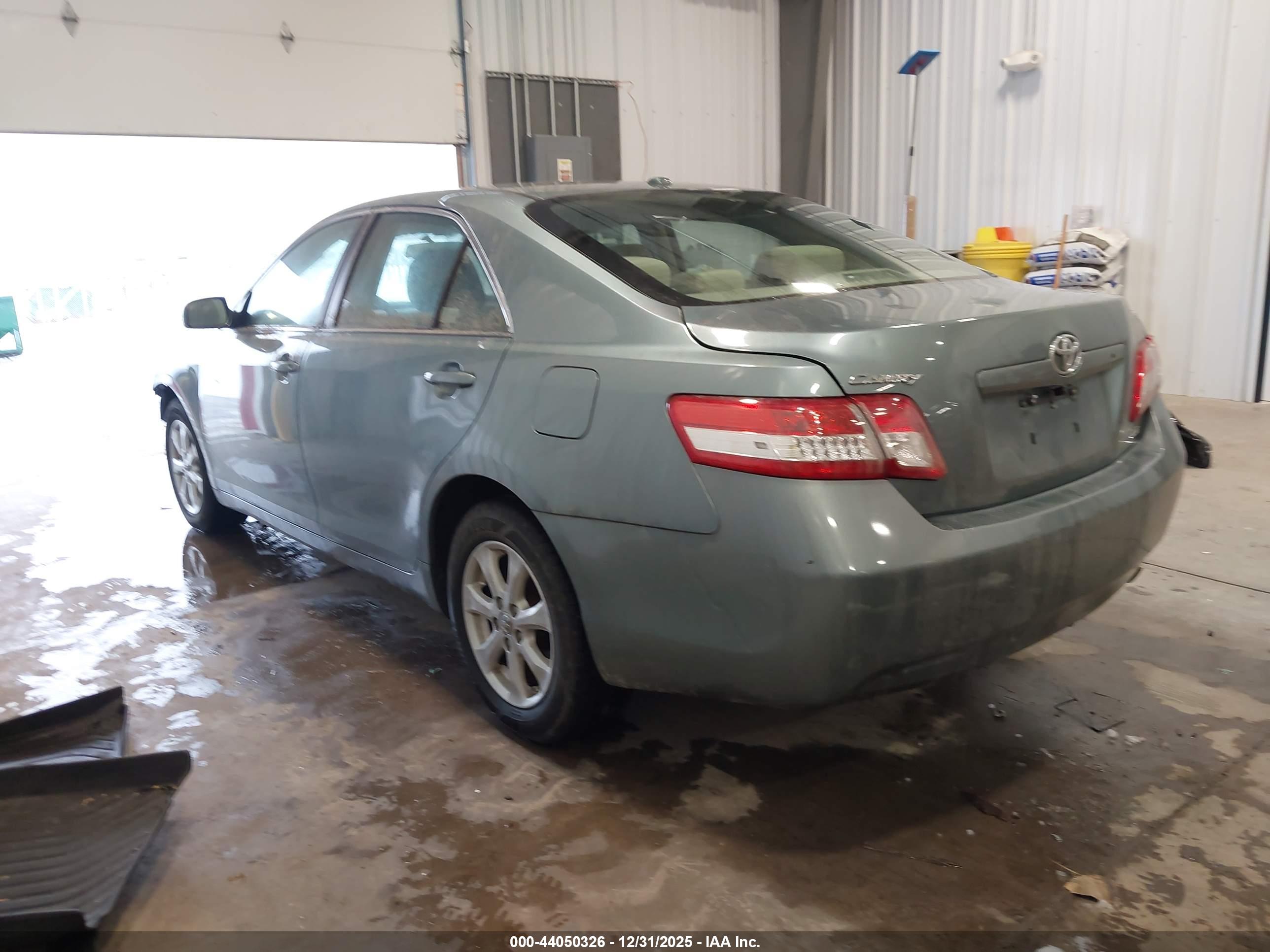TOYOTA CAMRY image 3